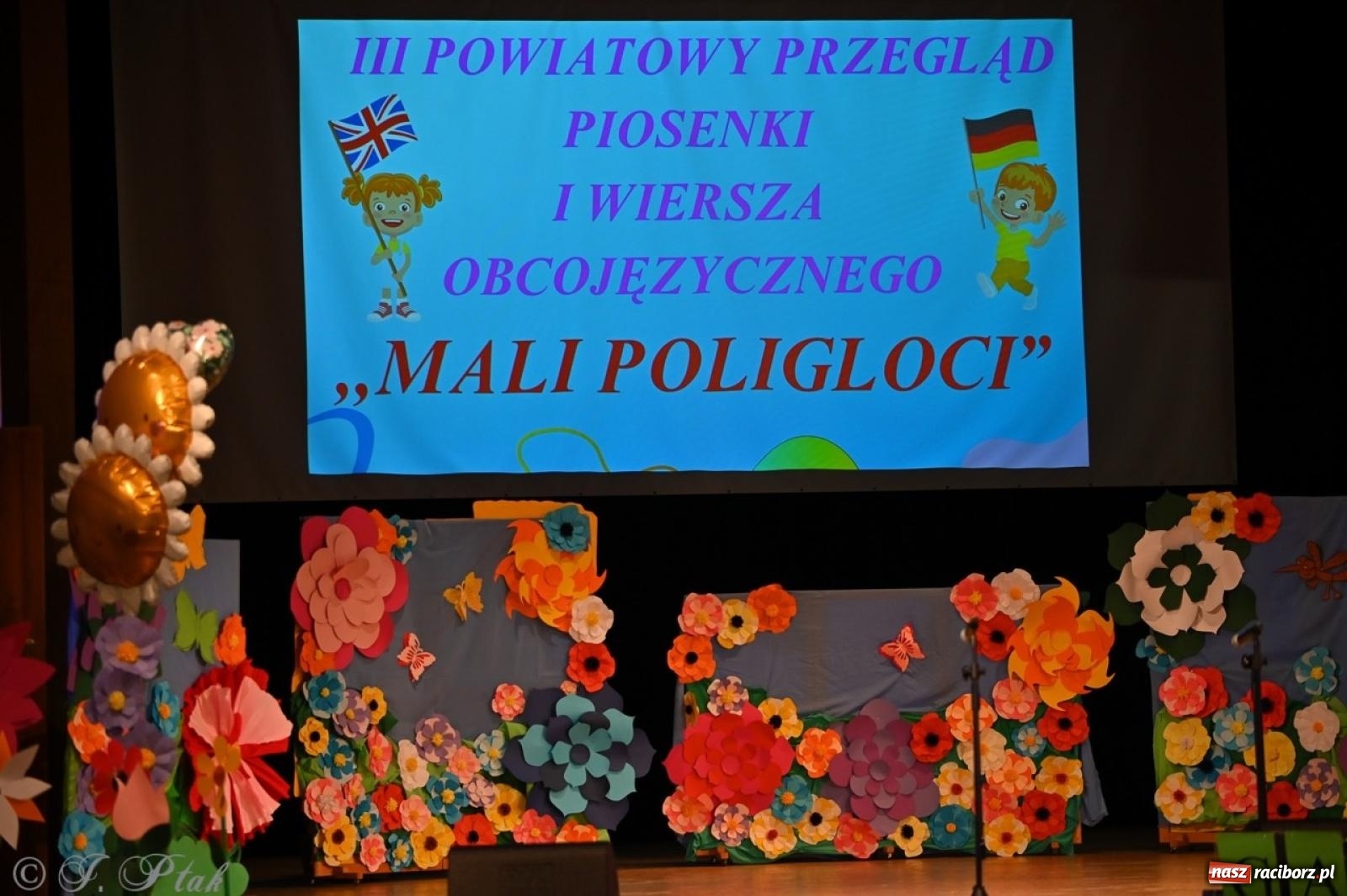 Zdjęcie w galerii na portalu naszraciborz.pl: Mali artyści na scenie RCK – gala mini-festiwalu i przeglądu Mali Poligloci wiadomości z regionu