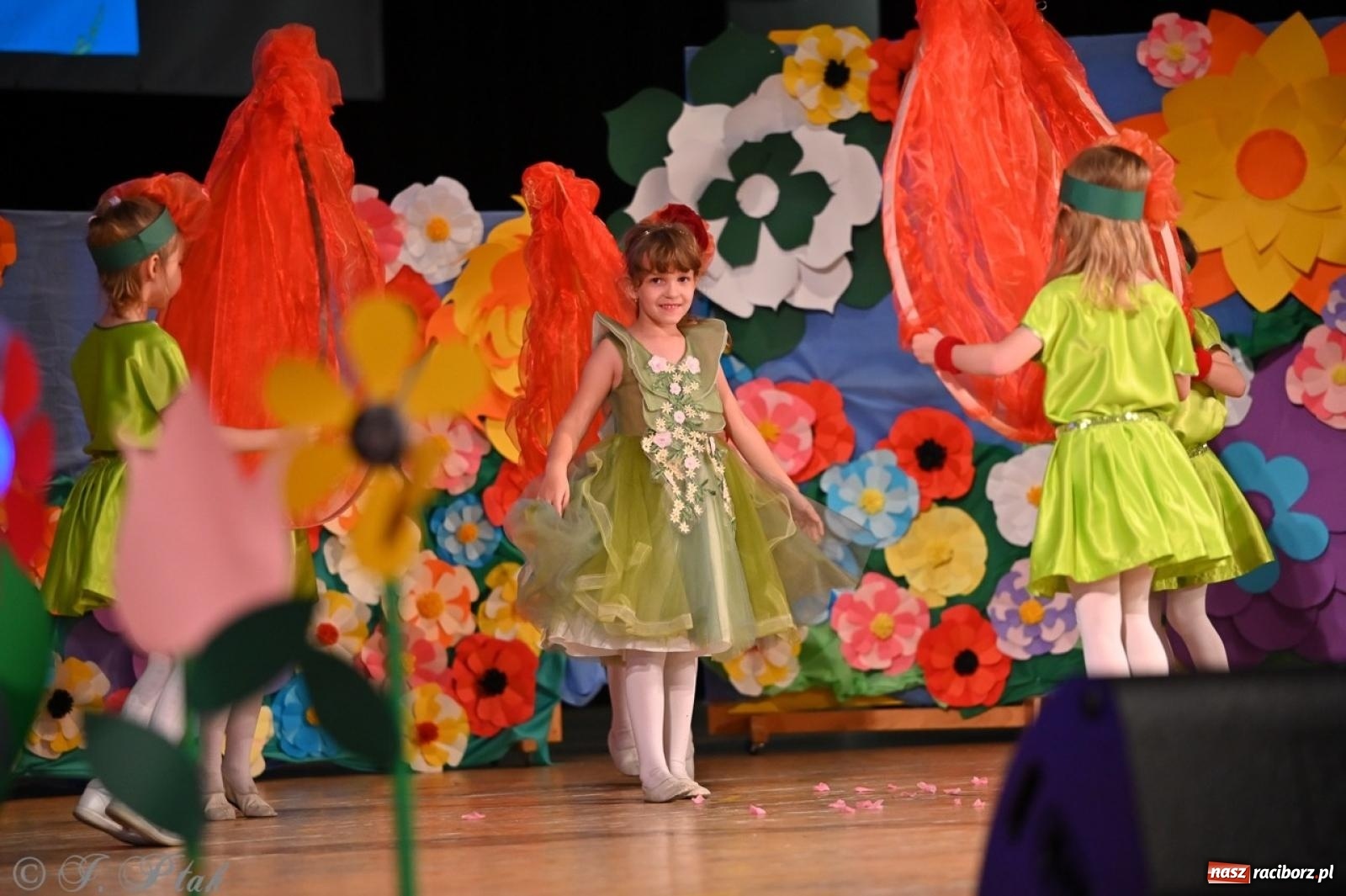 Zdjęcie w galerii na portalu naszraciborz.pl: Mali artyści na scenie RCK – gala mini-festiwalu i przeglądu Mali Poligloci wiadomości z regionu