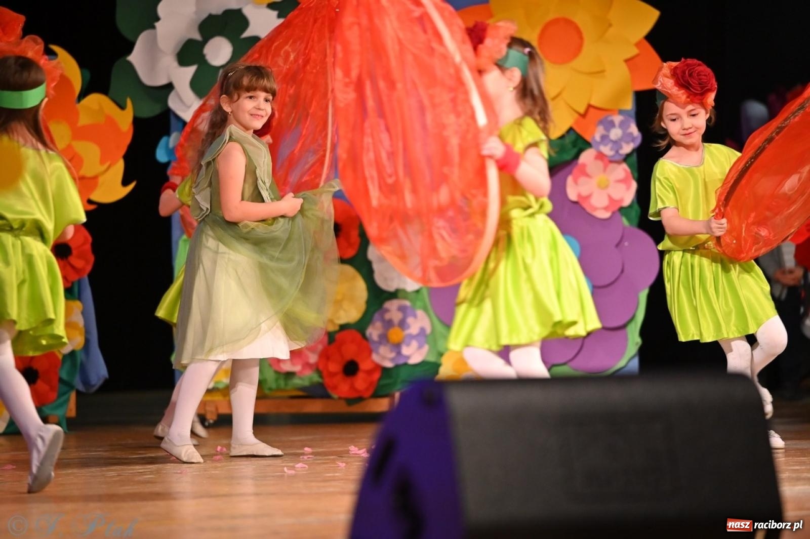 Zdjęcie w galerii na portalu naszraciborz.pl: Mali artyści na scenie RCK – gala mini-festiwalu i przeglądu Mali Poligloci wiadomości z regionu