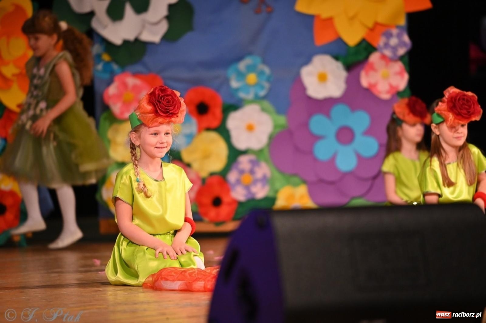 Zdjęcie w galerii na portalu naszraciborz.pl: Mali artyści na scenie RCK – gala mini-festiwalu i przeglądu Mali Poligloci wiadomości z regionu