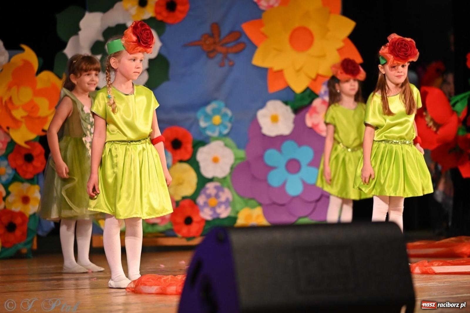 Zdjęcie w galerii na portalu naszraciborz.pl: Mali artyści na scenie RCK – gala mini-festiwalu i przeglądu Mali Poligloci wiadomości z regionu