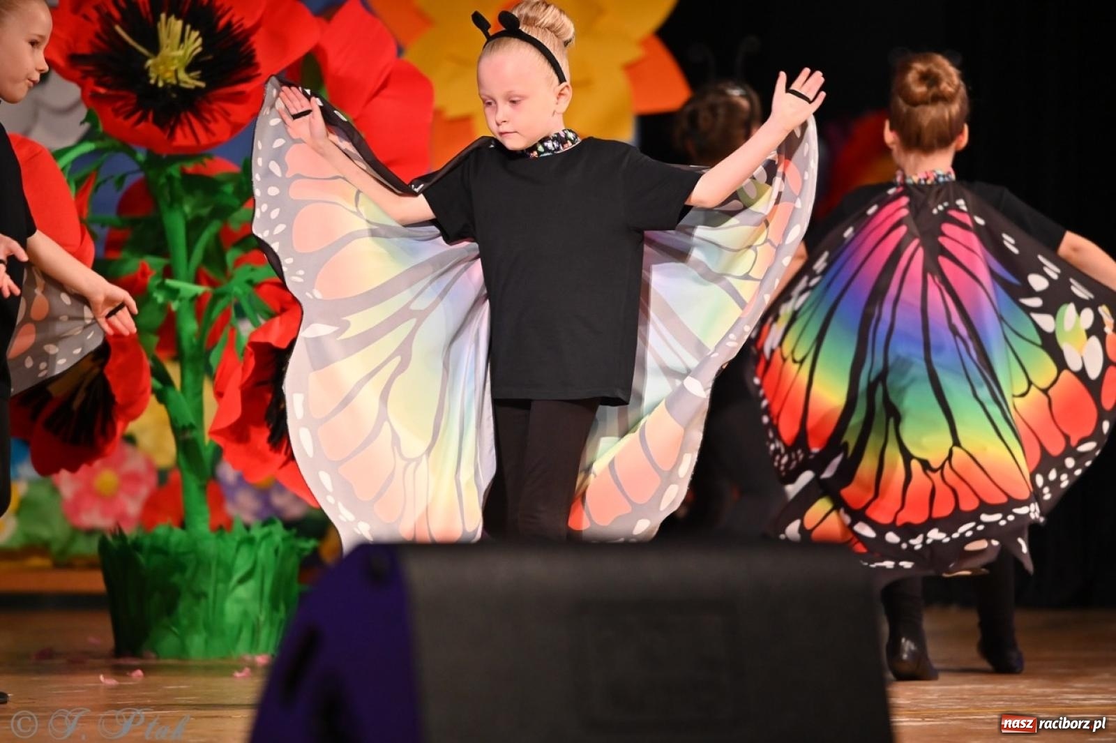 Zdjęcie w galerii na portalu naszraciborz.pl: Mali artyści na scenie RCK – gala mini-festiwalu i przeglądu Mali Poligloci wiadomości z regionu