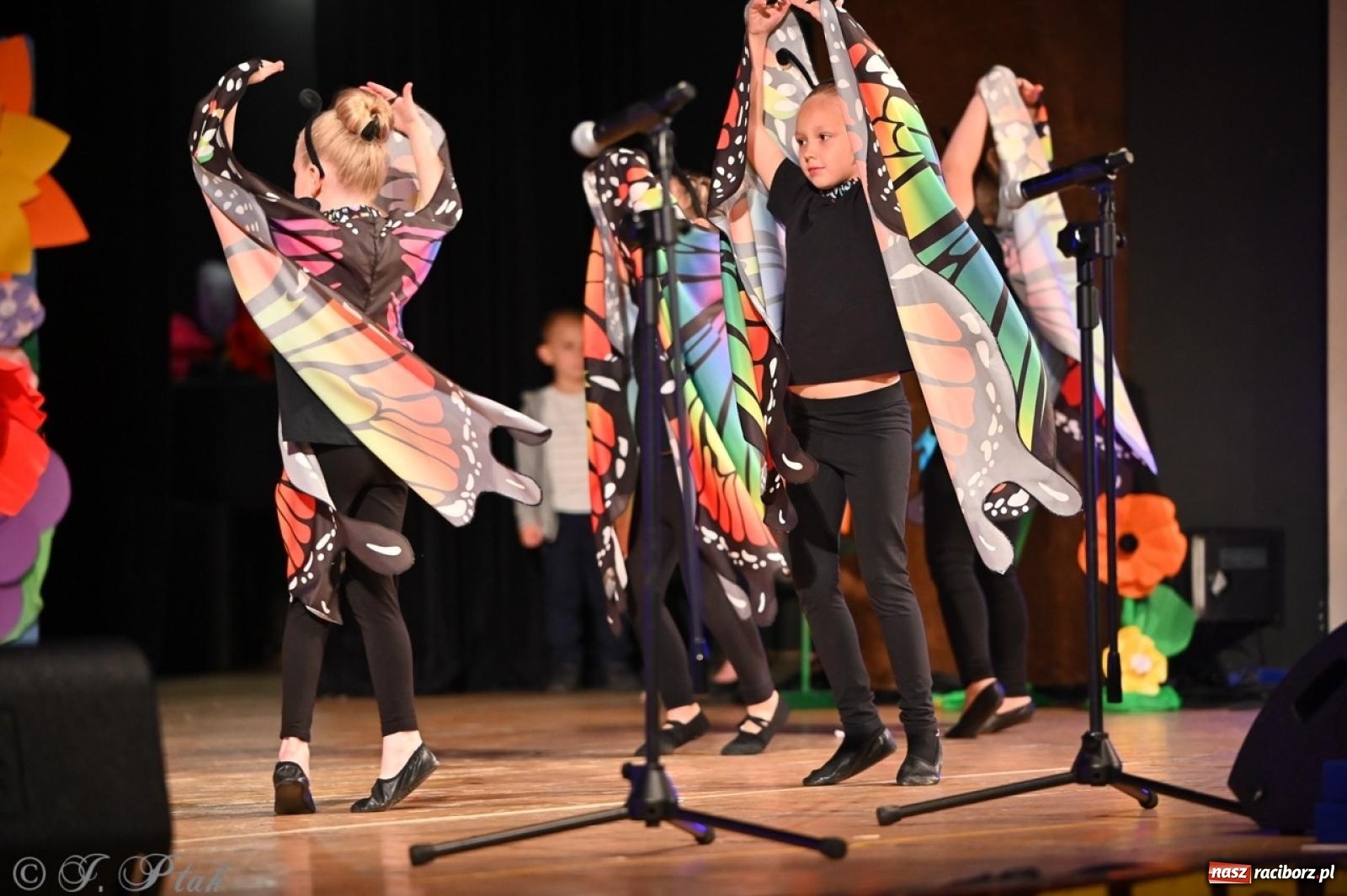 Zdjęcie w galerii na portalu naszraciborz.pl: Mali artyści na scenie RCK – gala mini-festiwalu i przeglądu Mali Poligloci wiadomości z regionu
