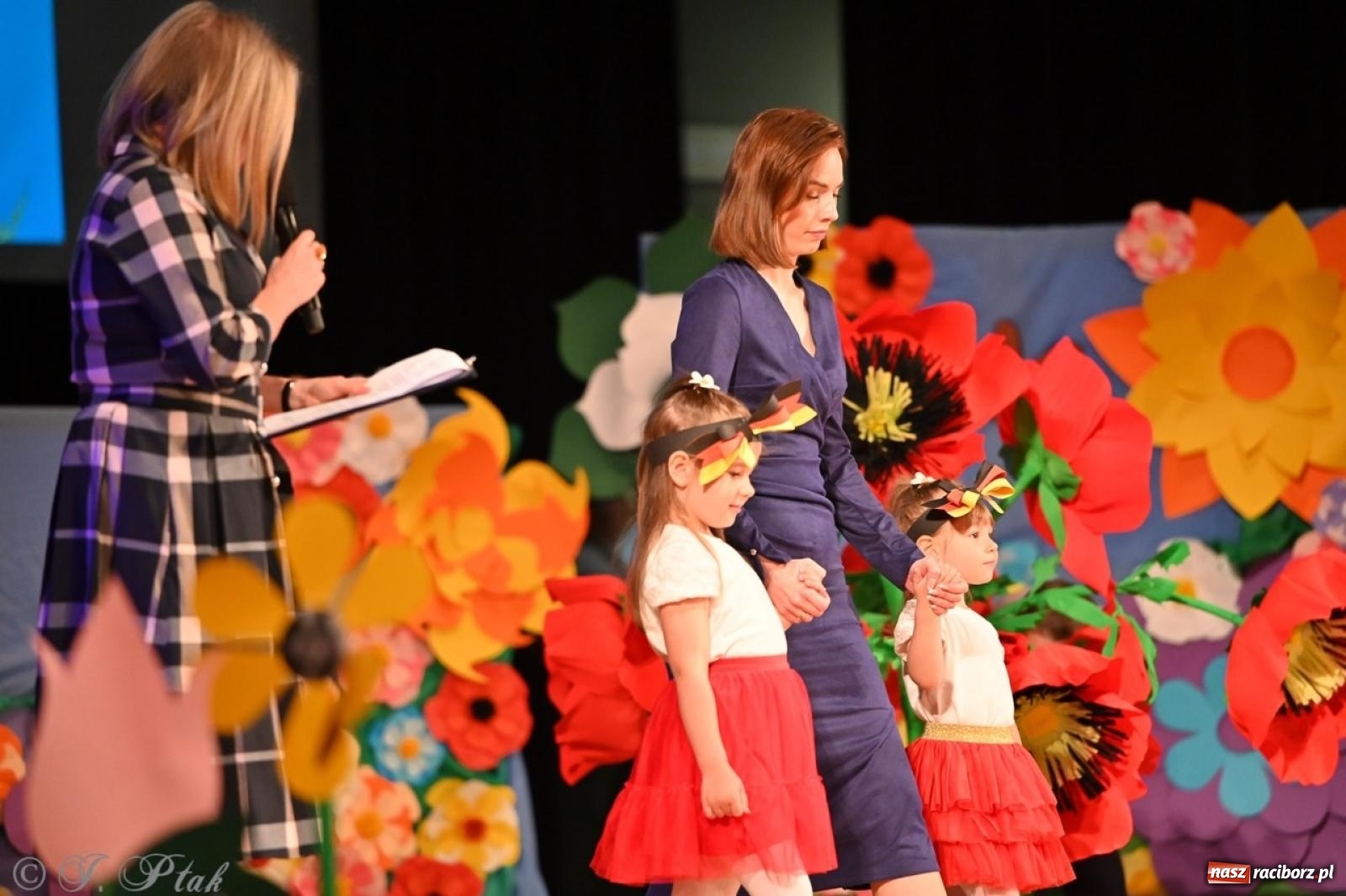 Zdjęcie w galerii na portalu naszraciborz.pl: Mali artyści na scenie RCK – gala mini-festiwalu i przeglądu Mali Poligloci wiadomości z regionu