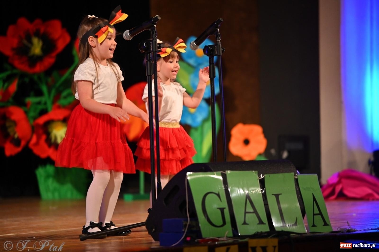 Zdjęcie w galerii na portalu naszraciborz.pl: Mali artyści na scenie RCK – gala mini-festiwalu i przeglądu Mali Poligloci wiadomości z regionu