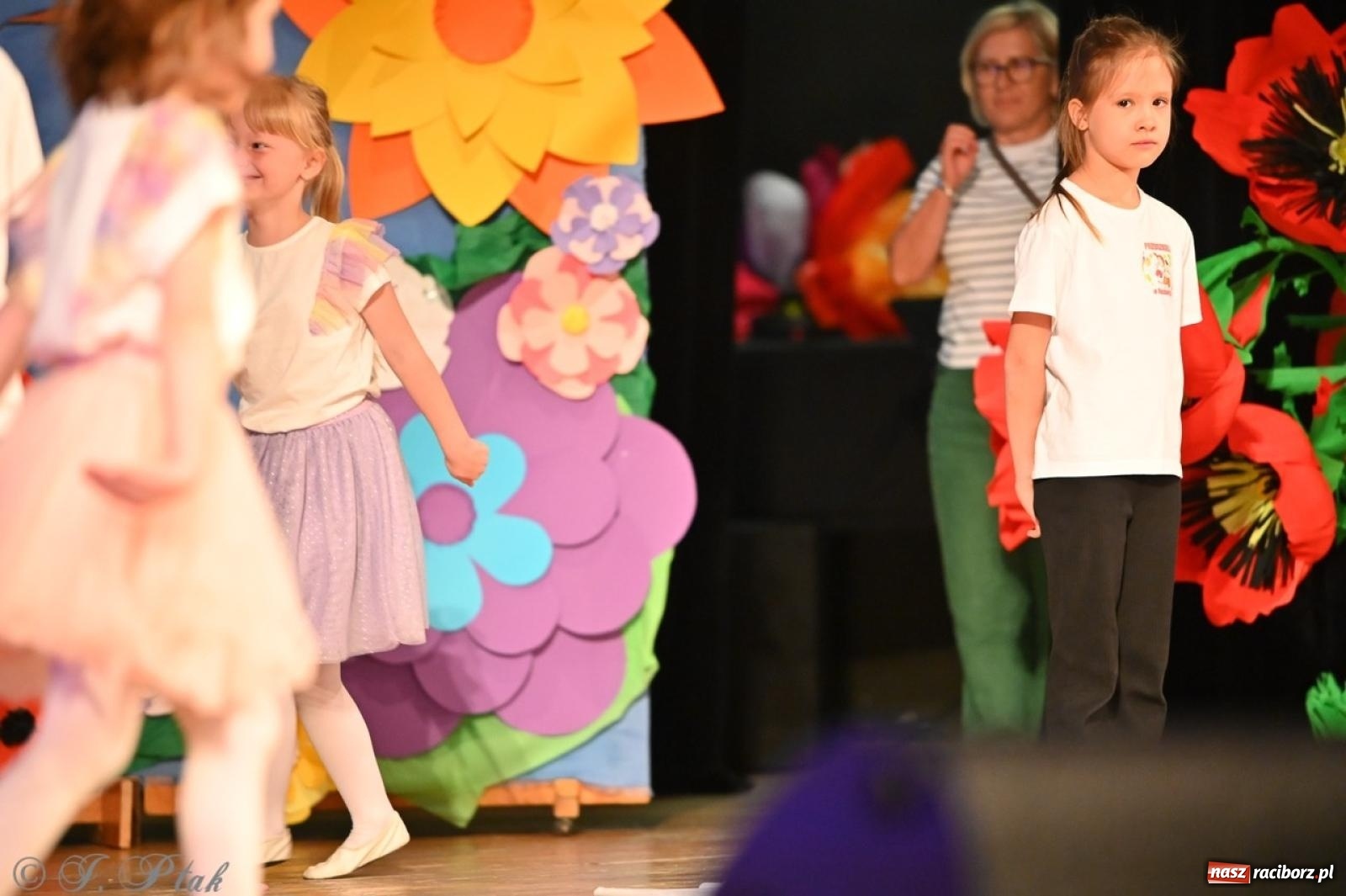 Zdjęcie w galerii na portalu naszraciborz.pl: Mali artyści na scenie RCK – gala mini-festiwalu i przeglądu Mali Poligloci wiadomości z regionu