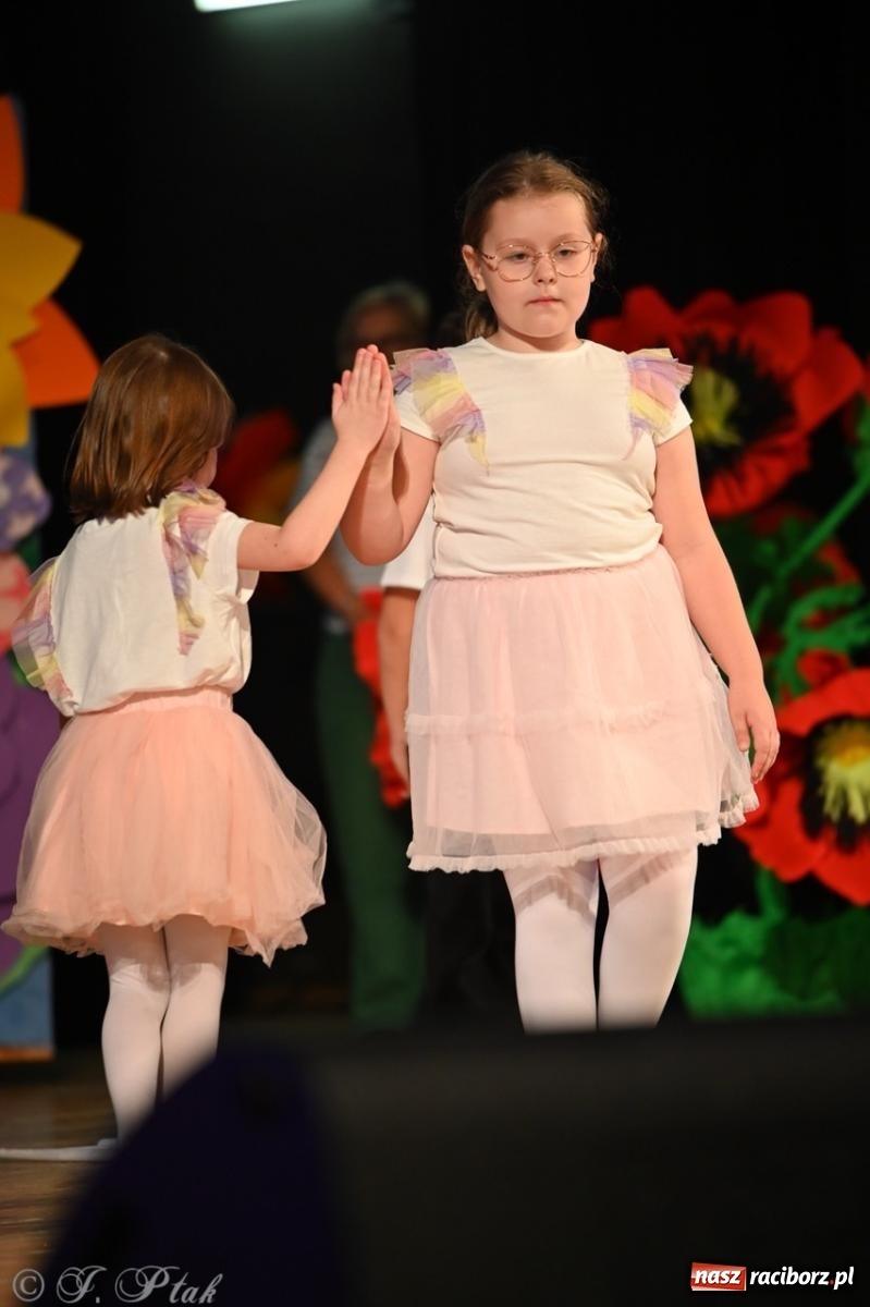 Zdjęcie w galerii na portalu naszraciborz.pl: Mali artyści na scenie RCK – gala mini-festiwalu i przeglądu Mali Poligloci wiadomości z regionu