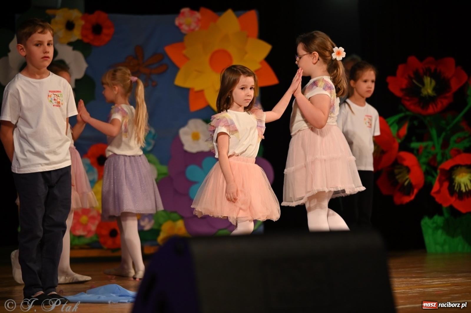 Zdjęcie w galerii na portalu naszraciborz.pl: Mali artyści na scenie RCK – gala mini-festiwalu i przeglądu Mali Poligloci wiadomości z regionu