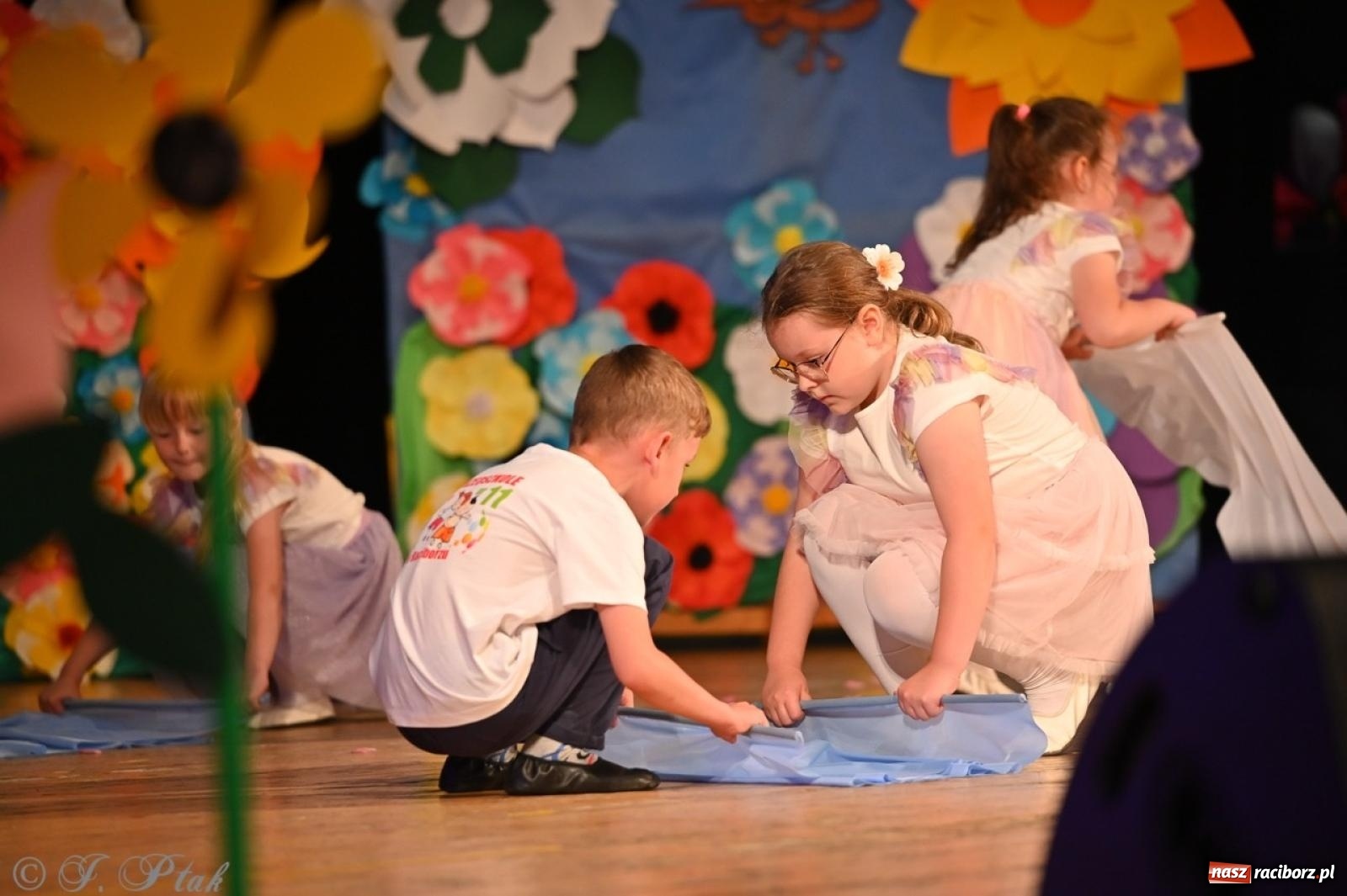 Zdjęcie w galerii na portalu naszraciborz.pl: Mali artyści na scenie RCK – gala mini-festiwalu i przeglądu Mali Poligloci wiadomości z regionu