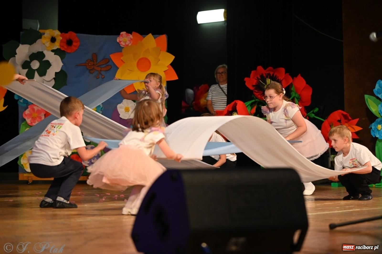 Zdjęcie w galerii na portalu naszraciborz.pl: Mali artyści na scenie RCK – gala mini-festiwalu i przeglądu Mali Poligloci wiadomości z regionu