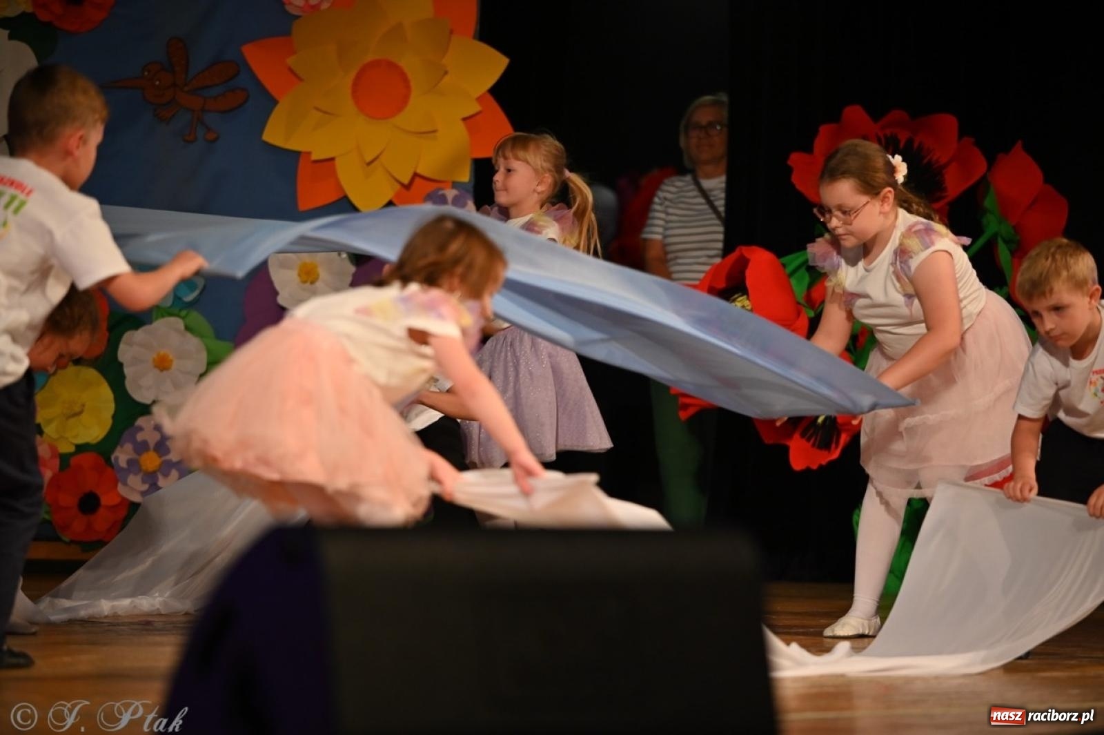 Zdjęcie w galerii na portalu naszraciborz.pl: Mali artyści na scenie RCK – gala mini-festiwalu i przeglądu Mali Poligloci wiadomości z regionu