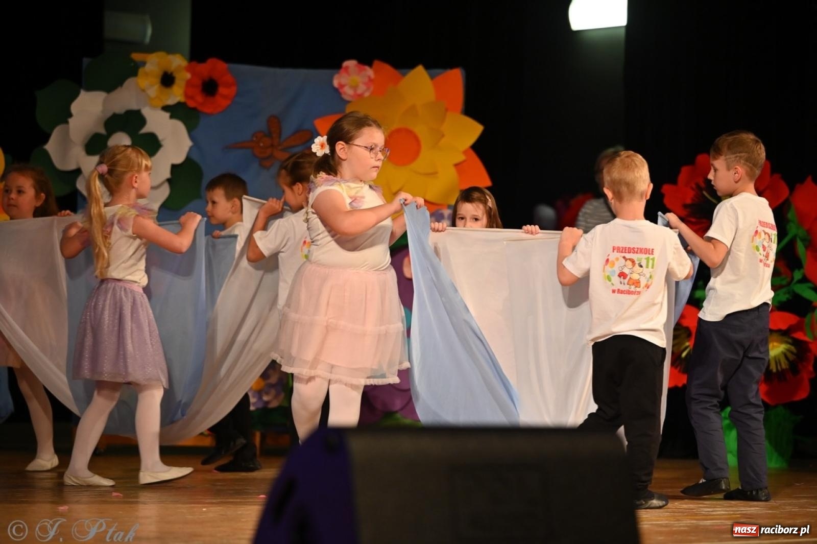 Zdjęcie w galerii na portalu naszraciborz.pl: Mali artyści na scenie RCK – gala mini-festiwalu i przeglądu Mali Poligloci wiadomości z regionu