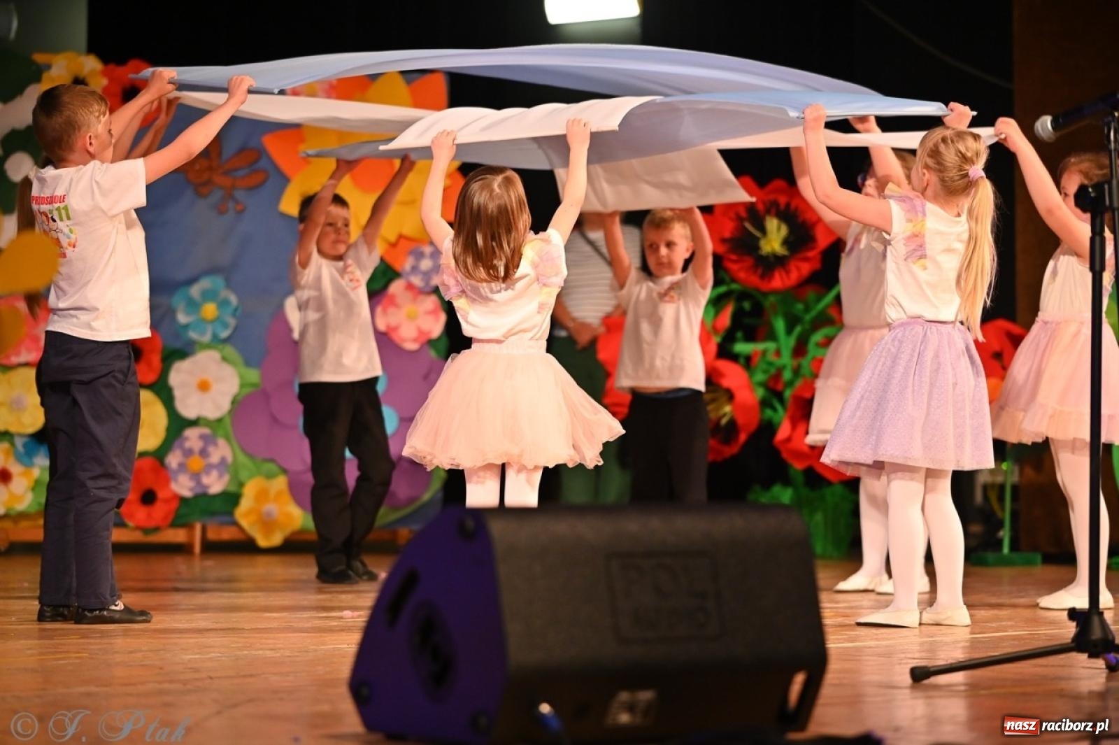 Zdjęcie w galerii na portalu naszraciborz.pl: Mali artyści na scenie RCK – gala mini-festiwalu i przeglądu Mali Poligloci wiadomości z regionu