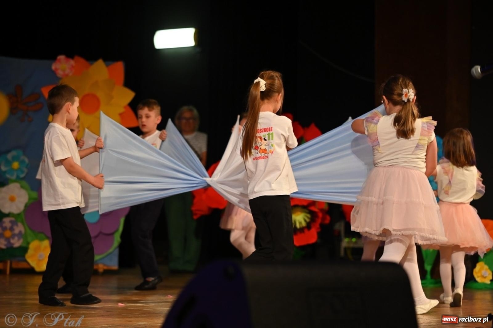 Zdjęcie w galerii na portalu naszraciborz.pl: Mali artyści na scenie RCK – gala mini-festiwalu i przeglądu Mali Poligloci wiadomości z regionu