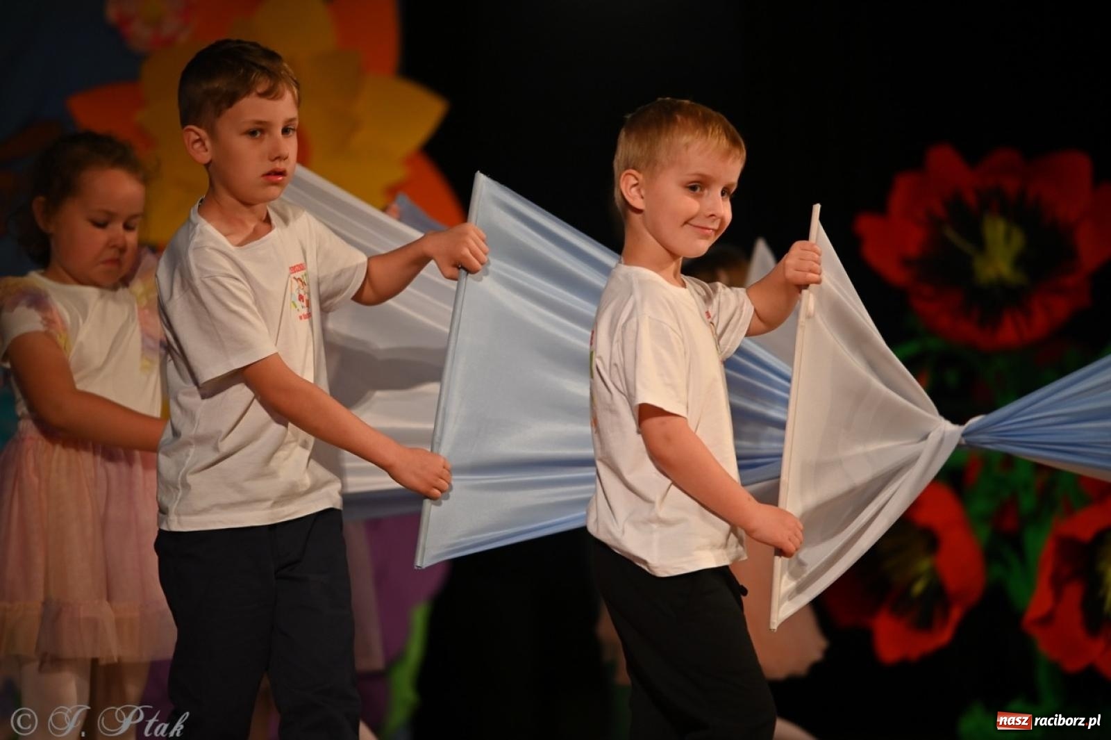 Zdjęcie w galerii na portalu naszraciborz.pl: Mali artyści na scenie RCK – gala mini-festiwalu i przeglądu Mali Poligloci wiadomości z regionu