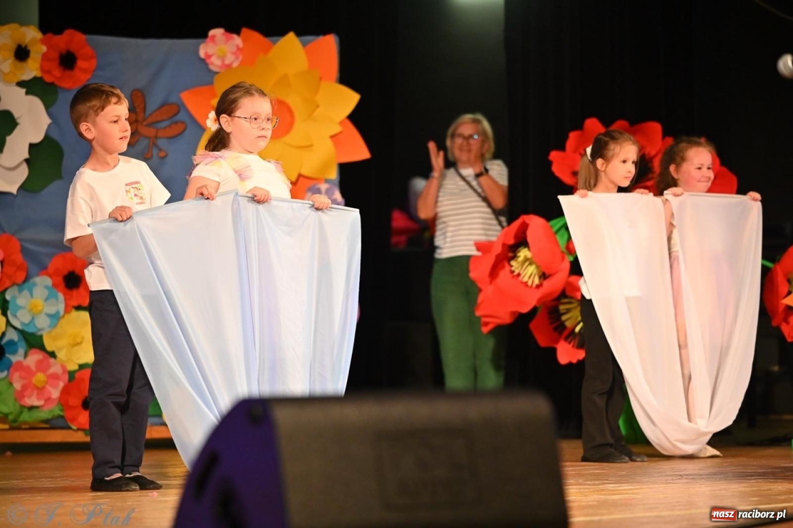 Zdjęcie w galerii na portalu naszraciborz.pl: Mali artyści na scenie RCK – gala mini-festiwalu i przeglądu Mali Poligloci wiadomości z regionu