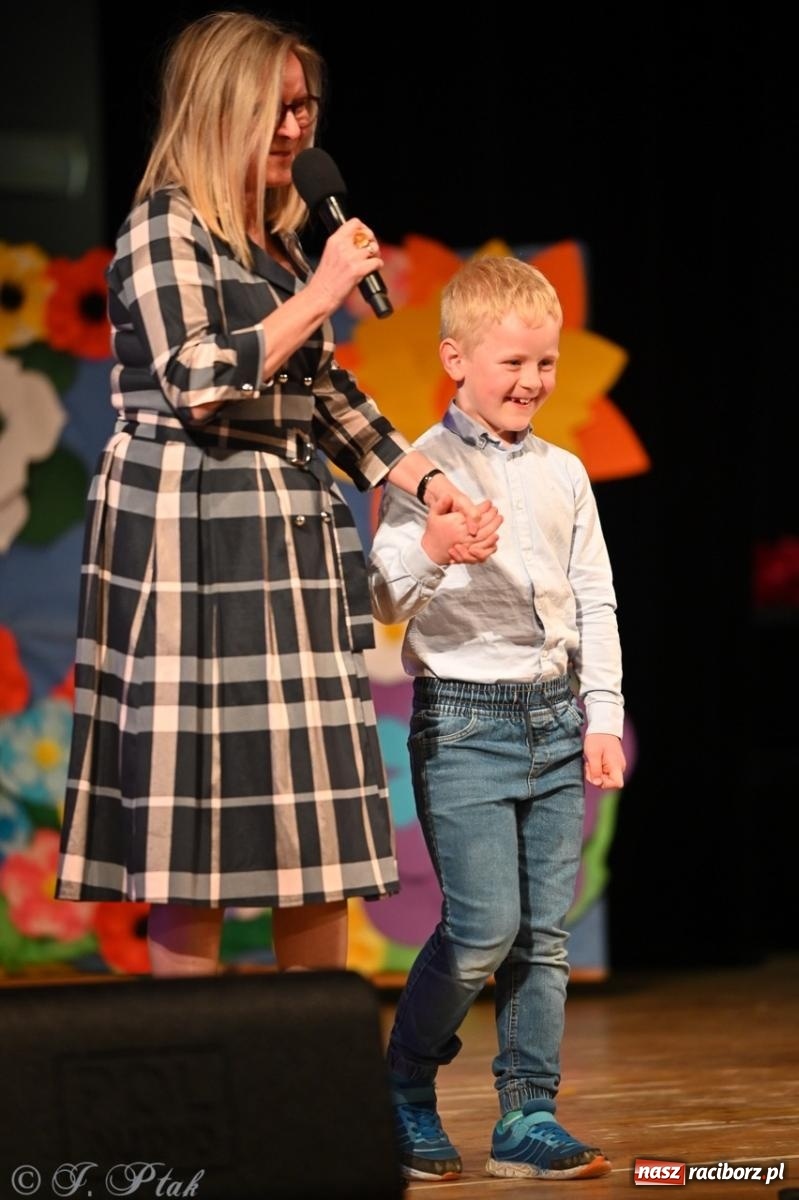 Zdjęcie w galerii na portalu naszraciborz.pl: Mali artyści na scenie RCK – gala mini-festiwalu i przeglądu Mali Poligloci wiadomości z regionu