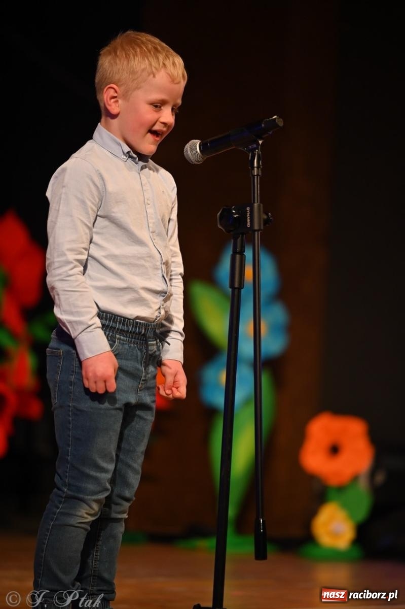 Zdjęcie w galerii na portalu naszraciborz.pl: Mali artyści na scenie RCK – gala mini-festiwalu i przeglądu Mali Poligloci wiadomości z regionu
