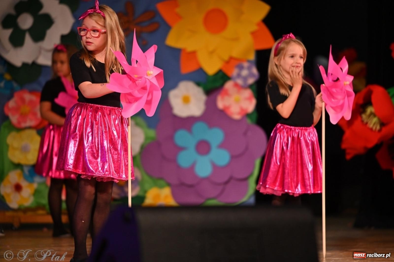 Zdjęcie w galerii na portalu naszraciborz.pl: Mali artyści na scenie RCK – gala mini-festiwalu i przeglądu Mali Poligloci wiadomości z regionu