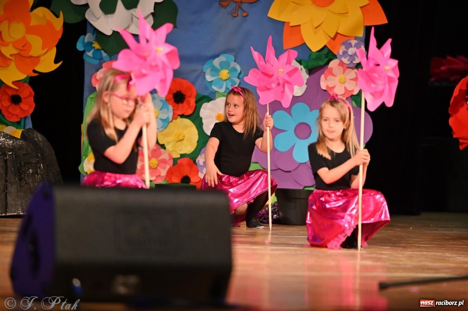 Zdjęcie w galerii na portalu naszraciborz.pl: Mali artyści na scenie RCK – gala mini-festiwalu i przeglądu Mali Poligloci wiadomości z regionu