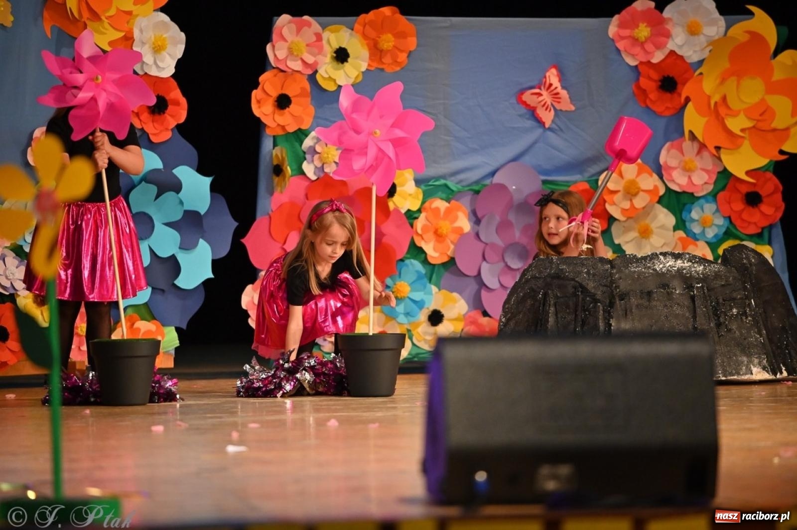 Zdjęcie w galerii na portalu naszraciborz.pl: Mali artyści na scenie RCK – gala mini-festiwalu i przeglądu Mali Poligloci wiadomości z regionu