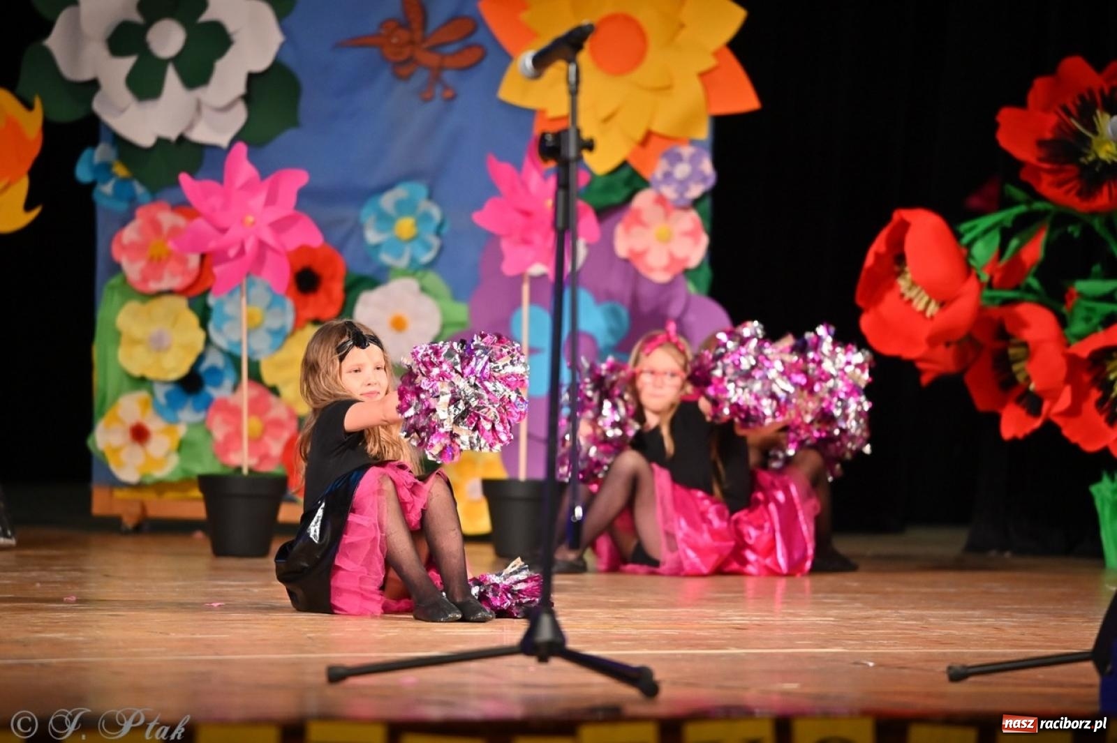 Zdjęcie w galerii na portalu naszraciborz.pl: Mali artyści na scenie RCK – gala mini-festiwalu i przeglądu Mali Poligloci wiadomości z regionu