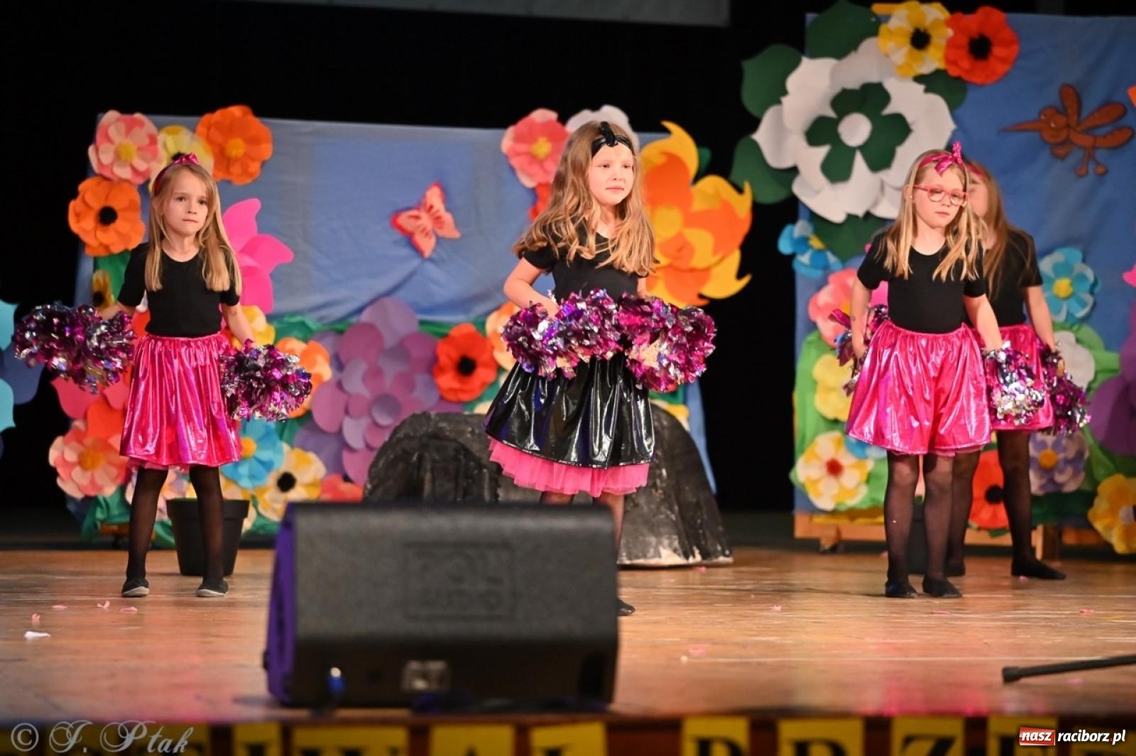 Zdjęcie w galerii na portalu naszraciborz.pl: Mali artyści na scenie RCK – gala mini-festiwalu i przeglądu Mali Poligloci wiadomości z regionu