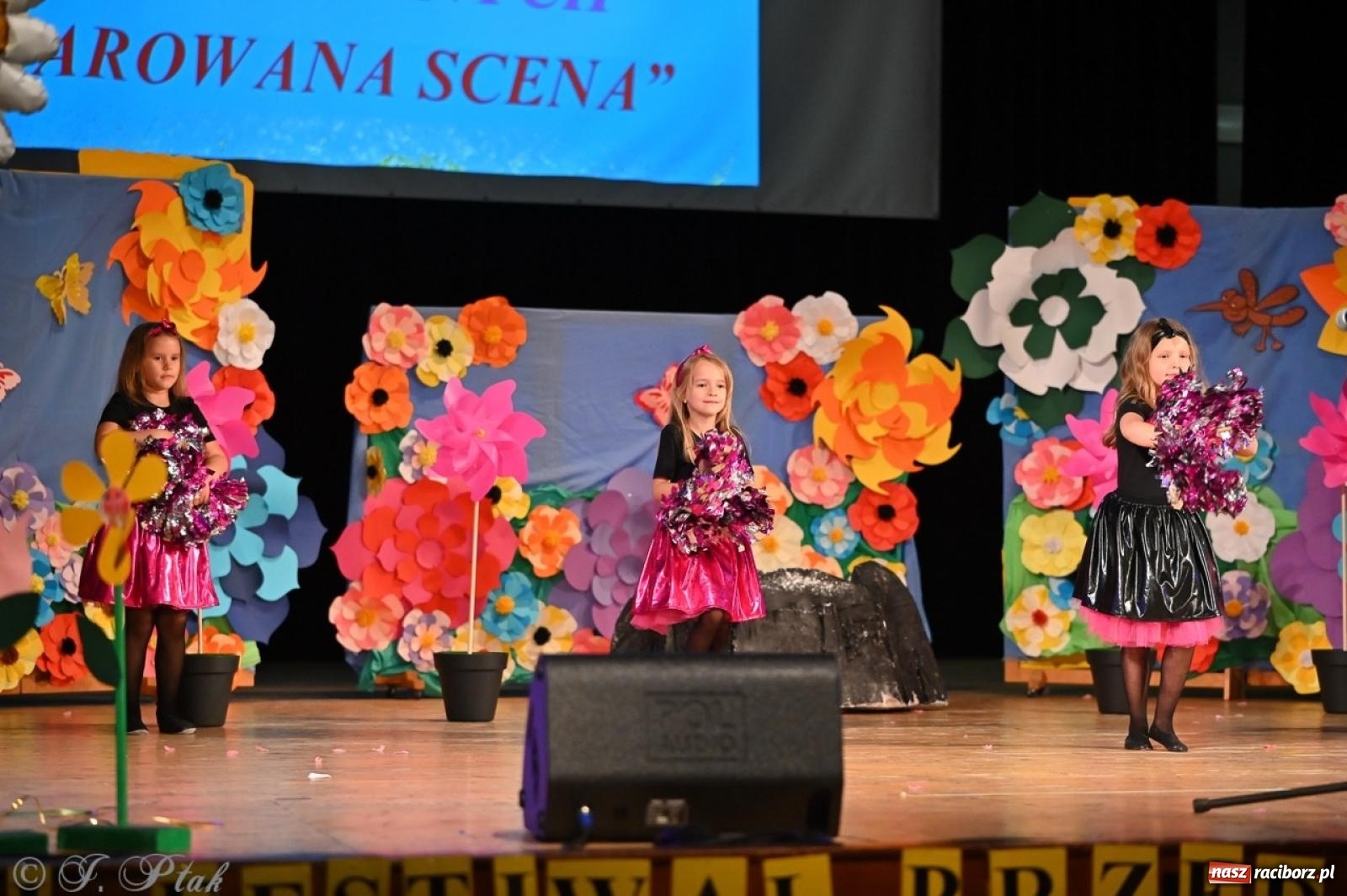 Zdjęcie w galerii na portalu naszraciborz.pl: Mali artyści na scenie RCK – gala mini-festiwalu i przeglądu Mali Poligloci wiadomości z regionu