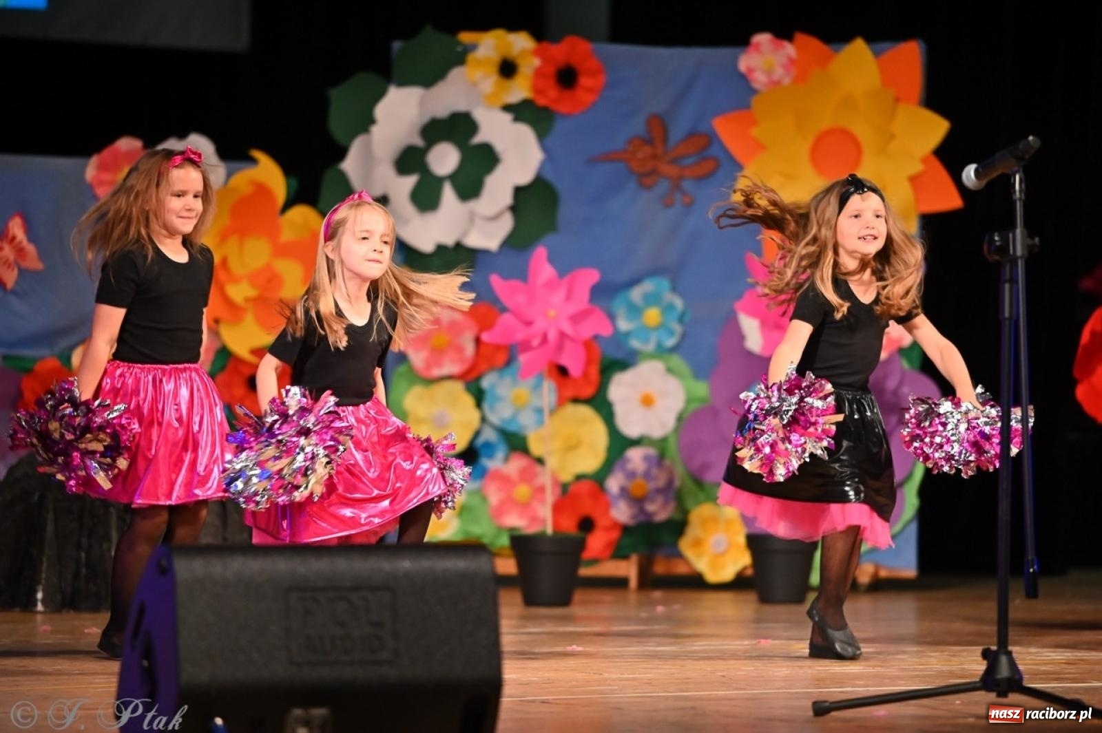 Zdjęcie w galerii na portalu naszraciborz.pl: Mali artyści na scenie RCK – gala mini-festiwalu i przeglądu Mali Poligloci wiadomości z regionu