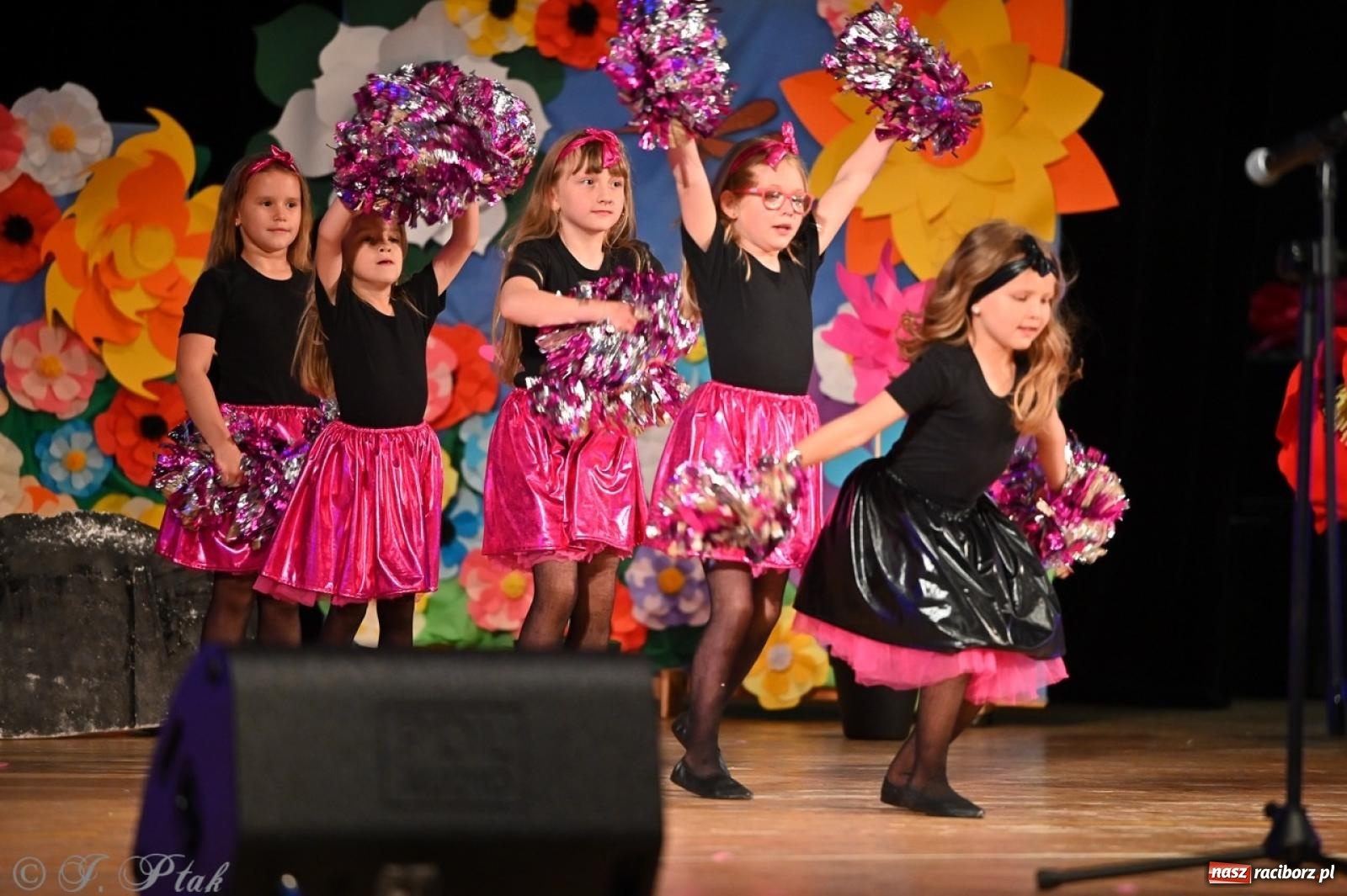 Zdjęcie w galerii na portalu naszraciborz.pl: Mali artyści na scenie RCK – gala mini-festiwalu i przeglądu Mali Poligloci wiadomości z regionu