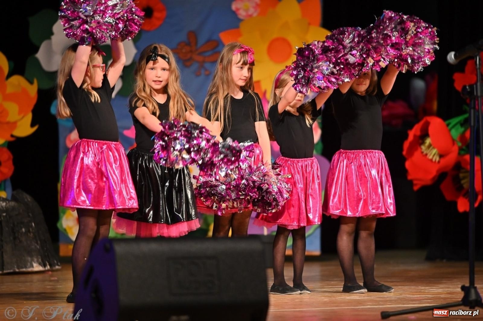 Zdjęcie w galerii na portalu naszraciborz.pl: Mali artyści na scenie RCK – gala mini-festiwalu i przeglądu Mali Poligloci wiadomości z regionu