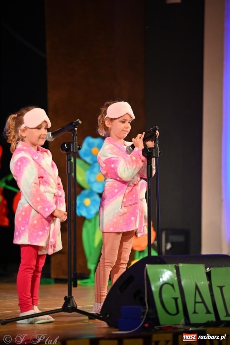 Zdjęcie w galerii na portalu naszraciborz.pl: Mali artyści na scenie RCK – gala mini-festiwalu i przeglądu Mali Poligloci wiadomości z regionu