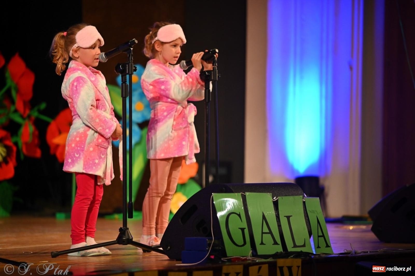 Zdjęcie w galerii na portalu naszraciborz.pl: Mali artyści na scenie RCK – gala mini-festiwalu i przeglądu Mali Poligloci wiadomości z regionu