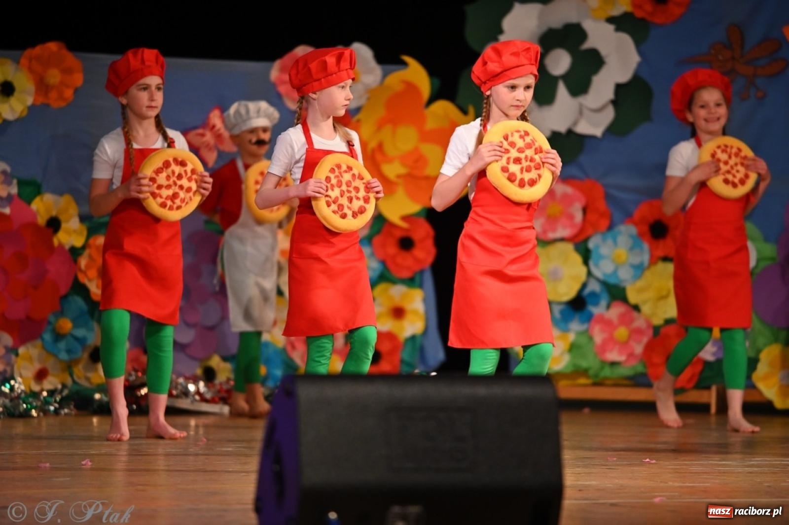 Zdjęcie w galerii na portalu naszraciborz.pl: Mali artyści na scenie RCK – gala mini-festiwalu i przeglądu Mali Poligloci wiadomości z regionu