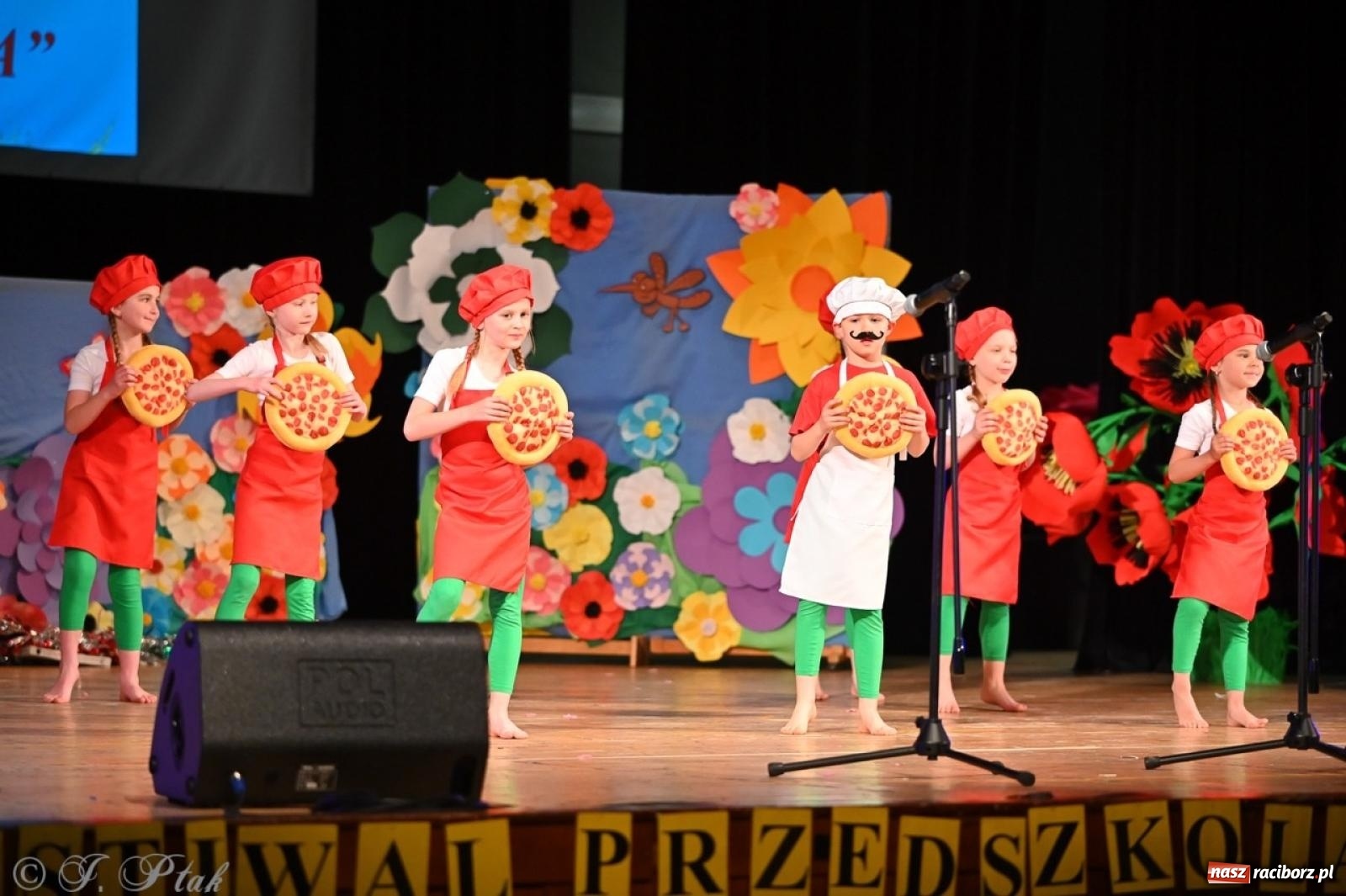 Zdjęcie w galerii na portalu naszraciborz.pl: Mali artyści na scenie RCK – gala mini-festiwalu i przeglądu Mali Poligloci wiadomości z regionu