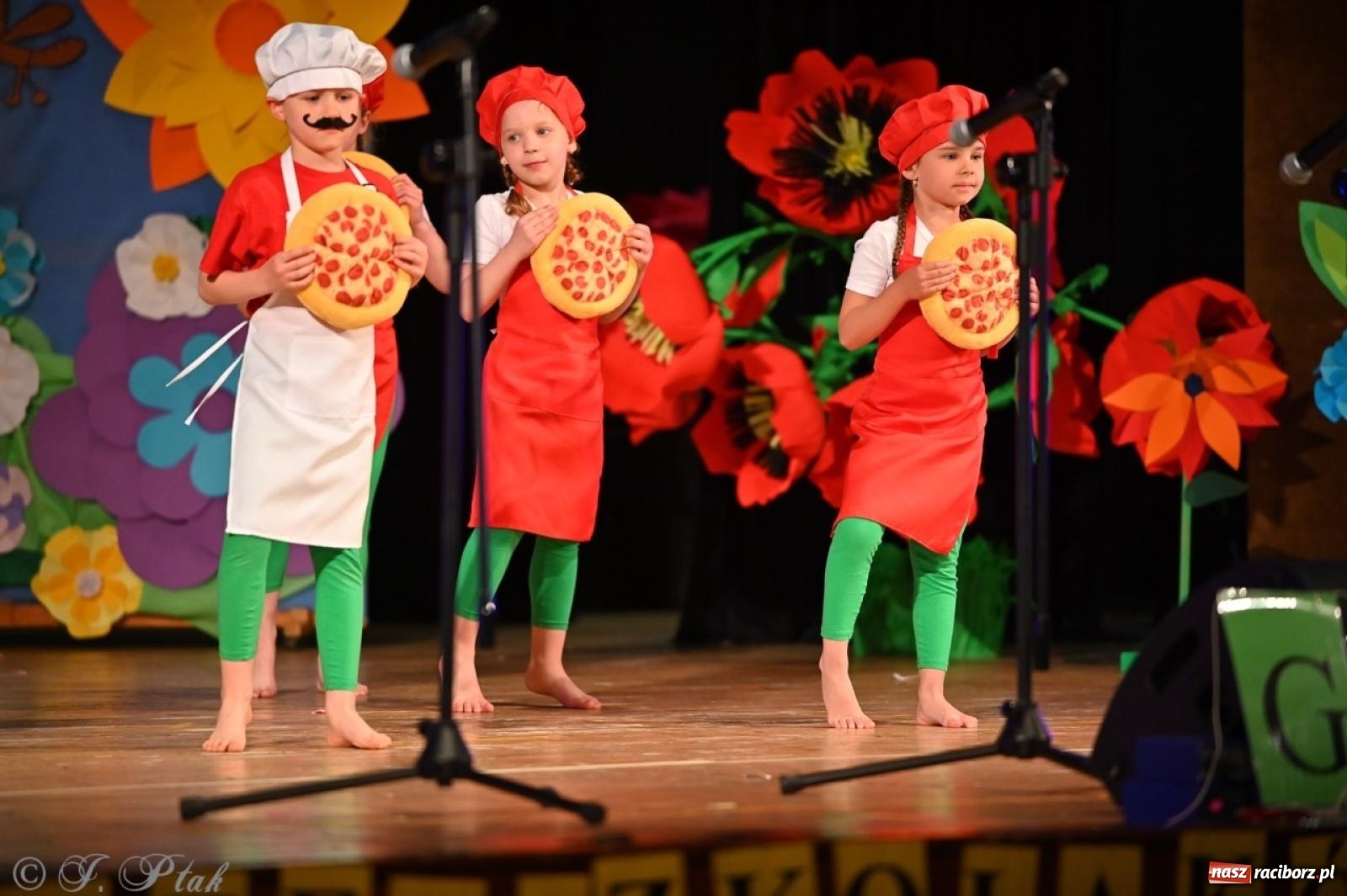 Zdjęcie w galerii na portalu naszraciborz.pl: Mali artyści na scenie RCK – gala mini-festiwalu i przeglądu Mali Poligloci wiadomości z regionu