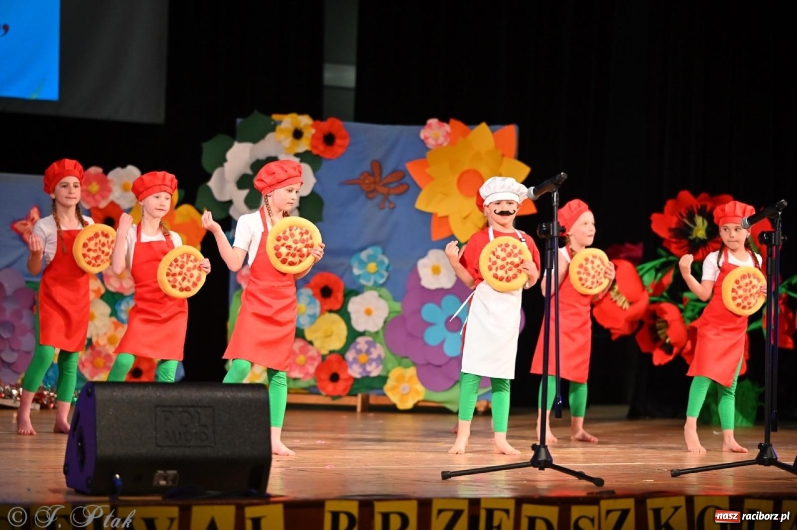 Zdjęcie w galerii na portalu naszraciborz.pl: Mali artyści na scenie RCK – gala mini-festiwalu i przeglądu Mali Poligloci wiadomości z regionu