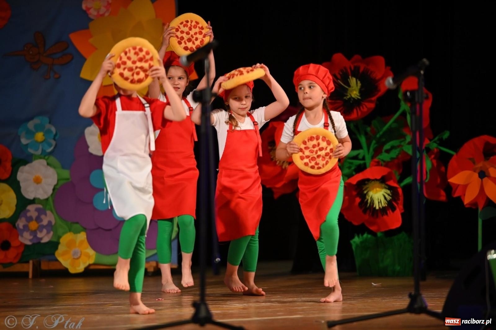 Zdjęcie w galerii na portalu naszraciborz.pl: Mali artyści na scenie RCK – gala mini-festiwalu i przeglądu Mali Poligloci wiadomości z regionu