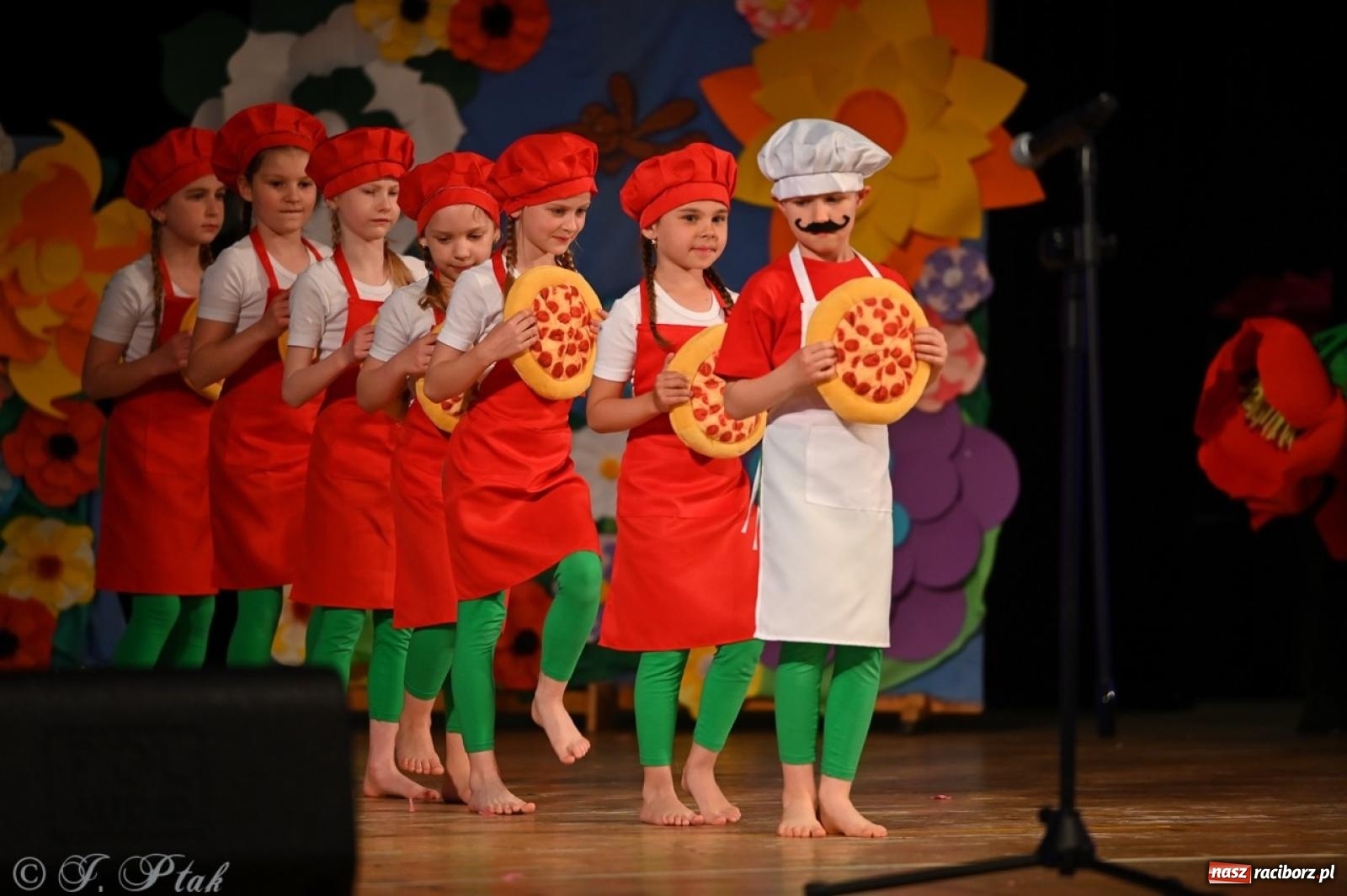 Zdjęcie w galerii na portalu naszraciborz.pl: Mali artyści na scenie RCK – gala mini-festiwalu i przeglądu Mali Poligloci wiadomości z regionu