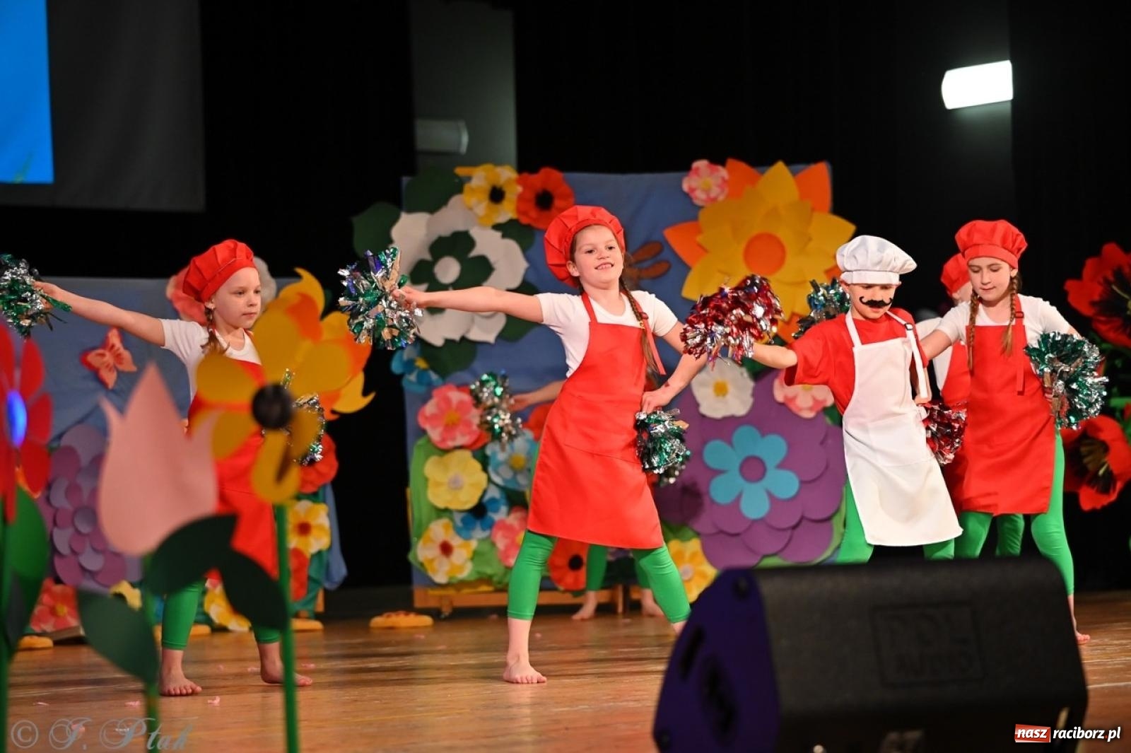 Zdjęcie w galerii na portalu naszraciborz.pl: Mali artyści na scenie RCK – gala mini-festiwalu i przeglądu Mali Poligloci wiadomości z regionu