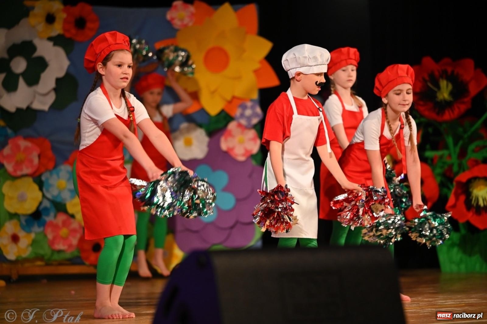 Zdjęcie w galerii na portalu naszraciborz.pl: Mali artyści na scenie RCK – gala mini-festiwalu i przeglądu Mali Poligloci wiadomości z regionu