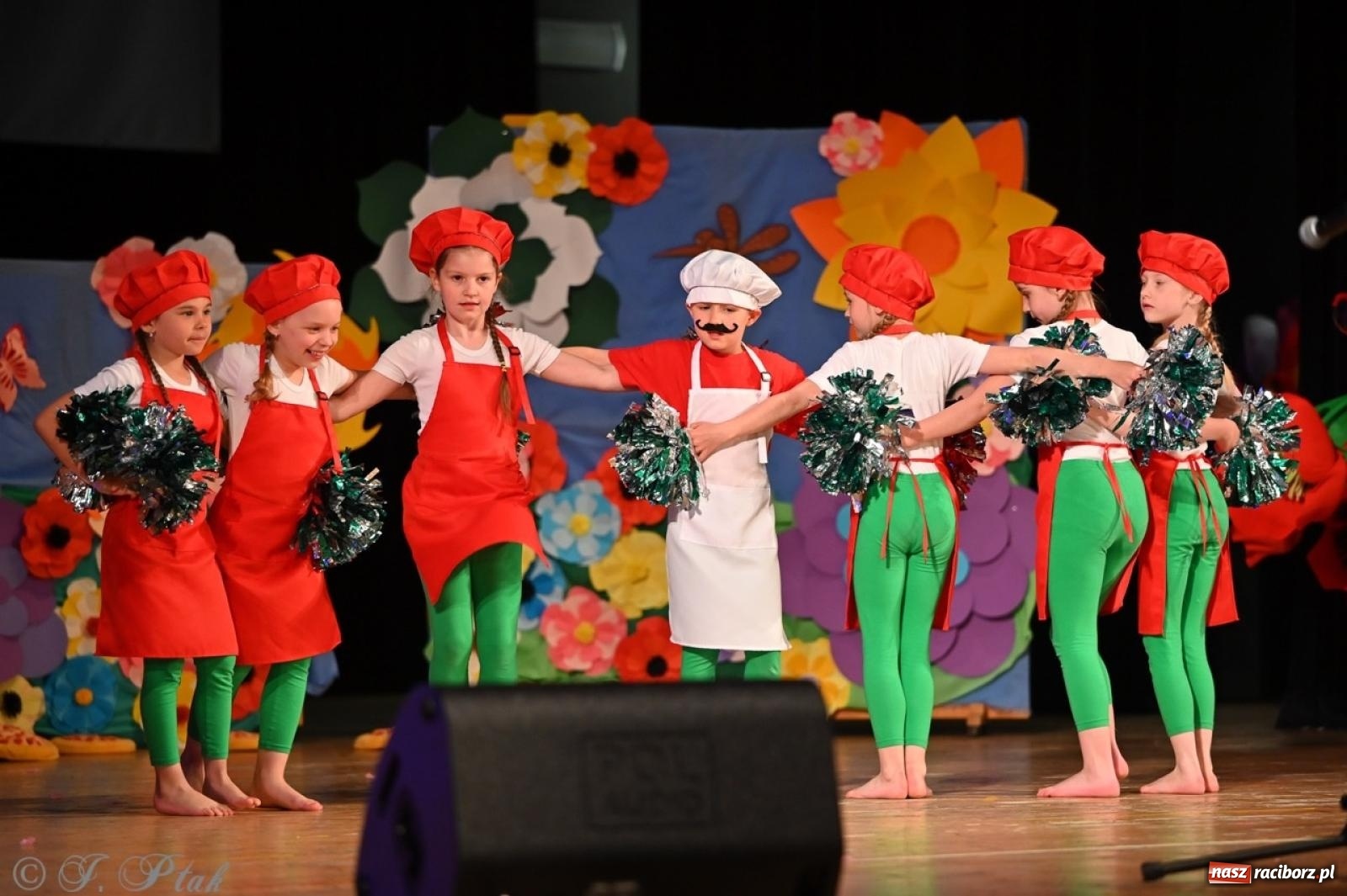 Zdjęcie w galerii na portalu naszraciborz.pl: Mali artyści na scenie RCK – gala mini-festiwalu i przeglądu Mali Poligloci wiadomości z regionu