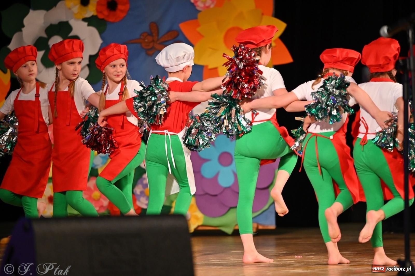 Zdjęcie w galerii na portalu naszraciborz.pl: Mali artyści na scenie RCK – gala mini-festiwalu i przeglądu Mali Poligloci wiadomości z regionu