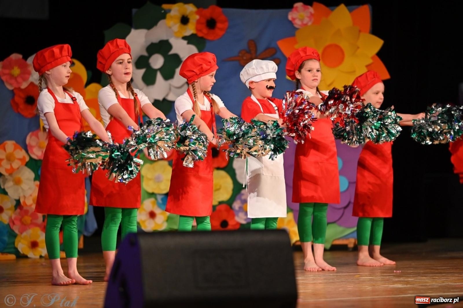 Zdjęcie w galerii na portalu naszraciborz.pl: Mali artyści na scenie RCK – gala mini-festiwalu i przeglądu Mali Poligloci wiadomości z regionu