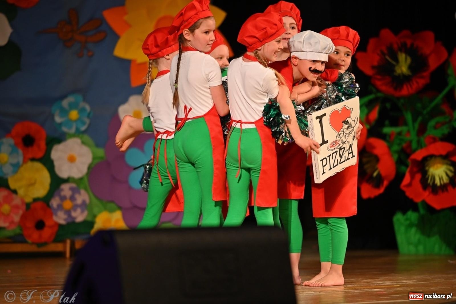 Zdjęcie w galerii na portalu naszraciborz.pl: Mali artyści na scenie RCK – gala mini-festiwalu i przeglądu Mali Poligloci wiadomości z regionu