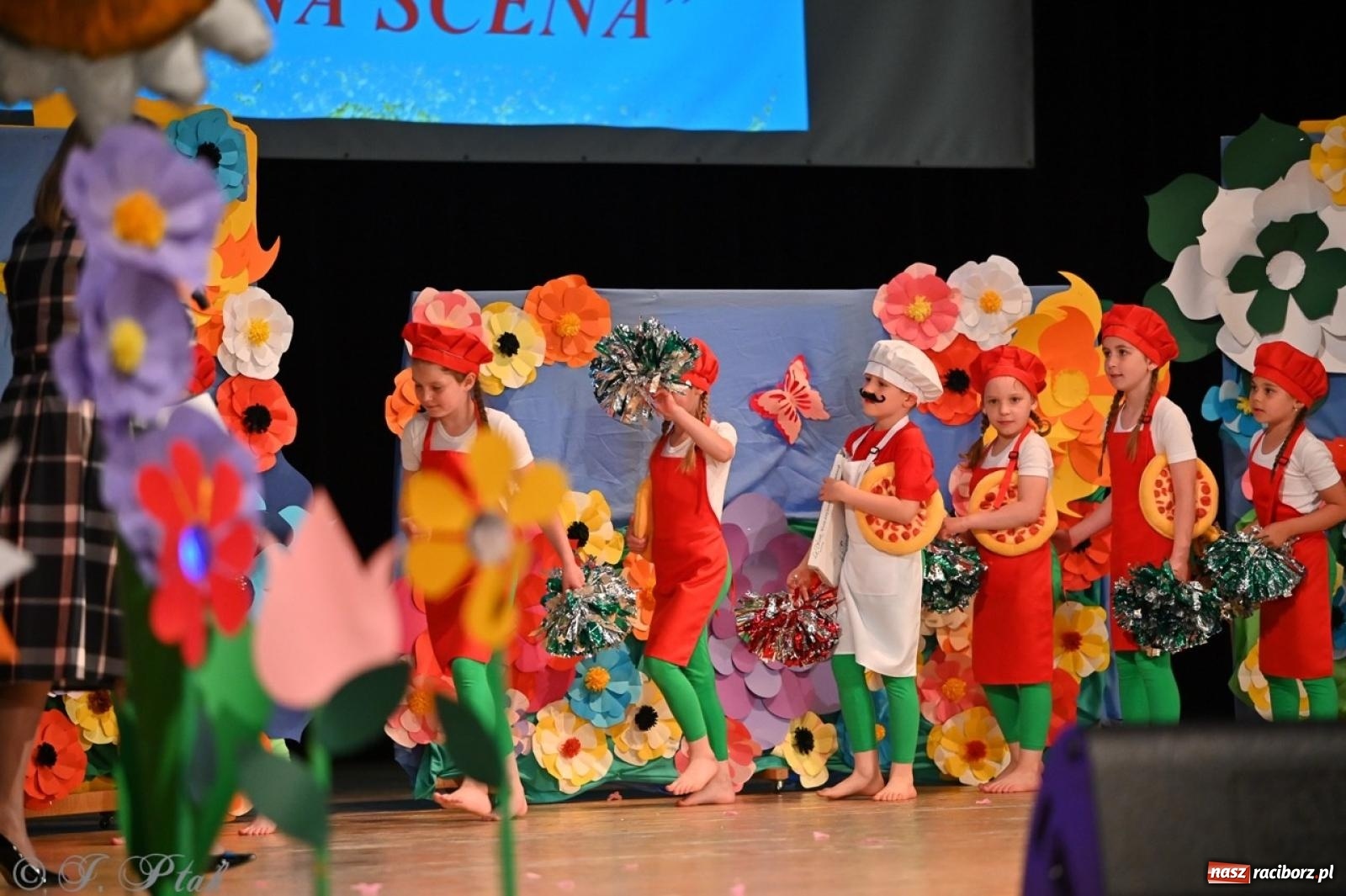 Zdjęcie w galerii na portalu naszraciborz.pl: Mali artyści na scenie RCK – gala mini-festiwalu i przeglądu Mali Poligloci wiadomości z regionu