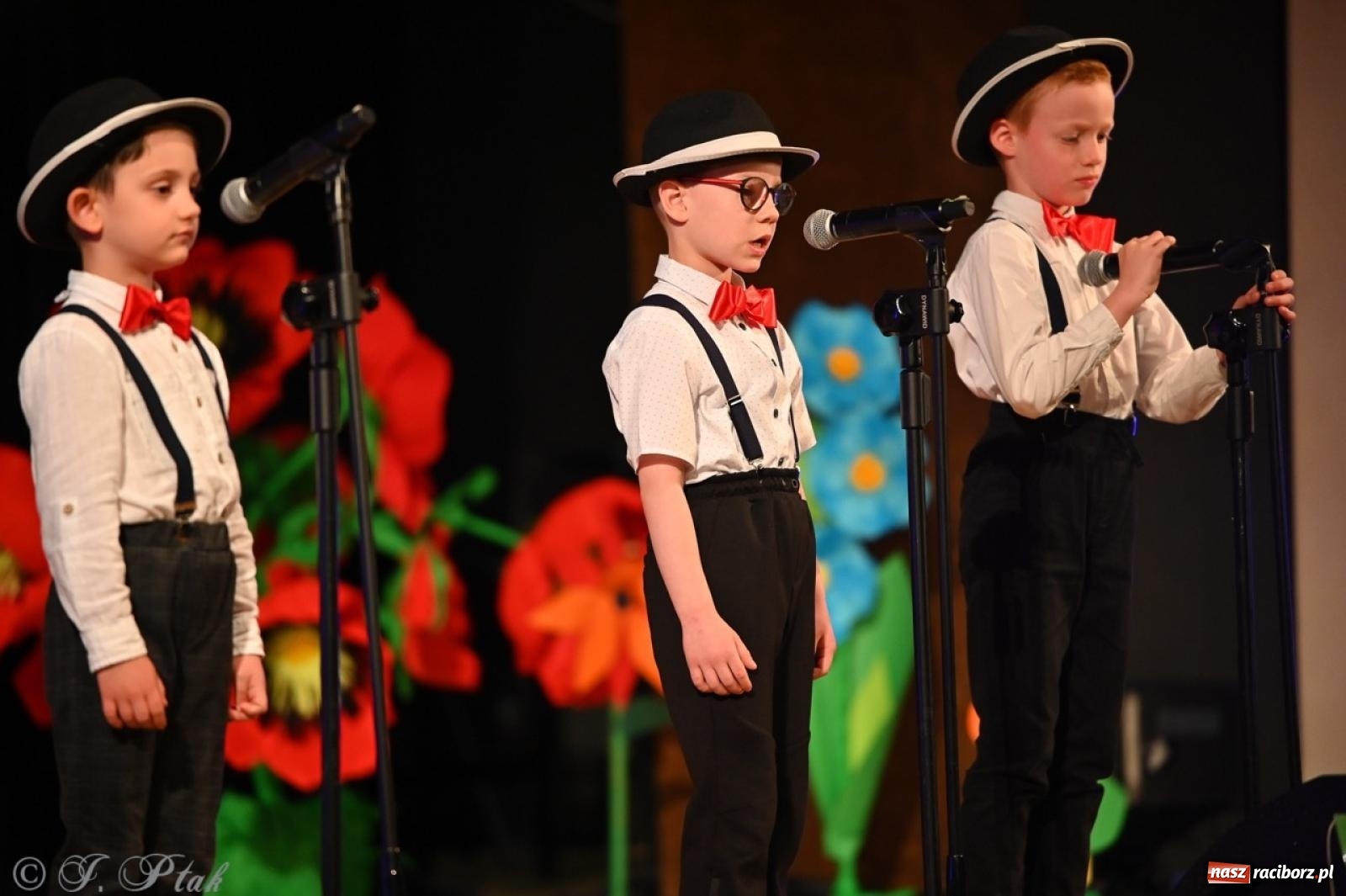 Zdjęcie w galerii na portalu naszraciborz.pl: Mali artyści na scenie RCK – gala mini-festiwalu i przeglądu Mali Poligloci wiadomości z regionu