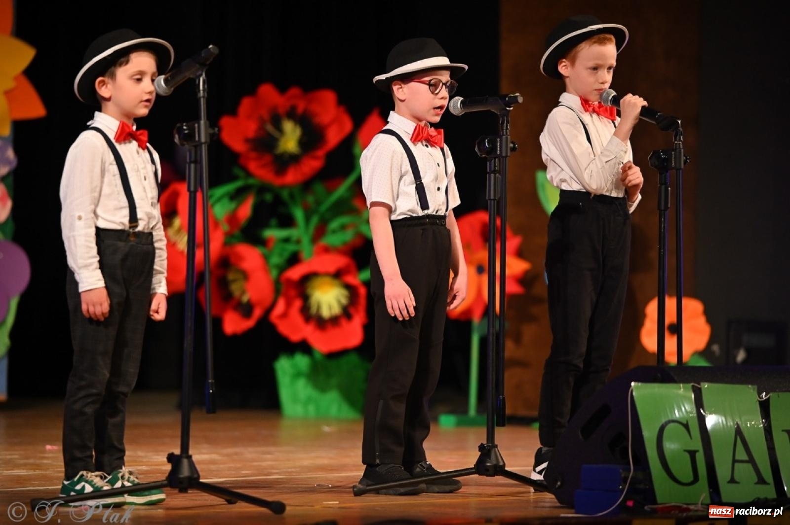 Zdjęcie w galerii na portalu naszraciborz.pl: Mali artyści na scenie RCK – gala mini-festiwalu i przeglądu Mali Poligloci wiadomości z regionu