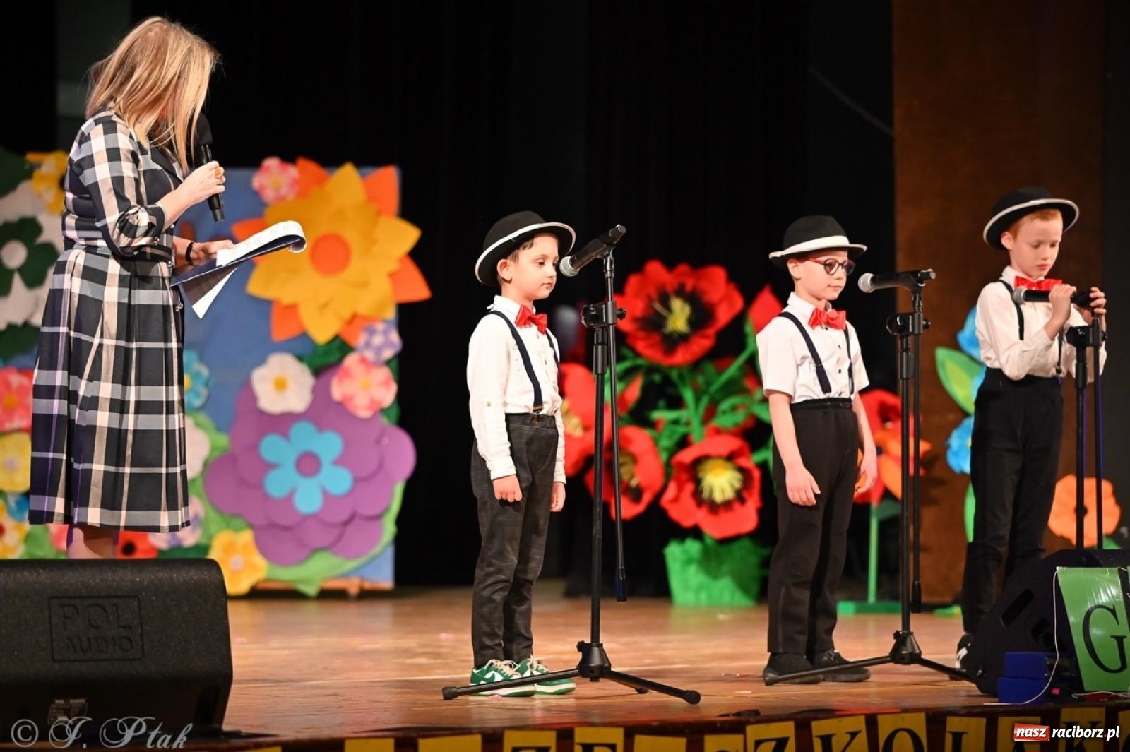 Zdjęcie w galerii na portalu naszraciborz.pl: Mali artyści na scenie RCK – gala mini-festiwalu i przeglądu Mali Poligloci wiadomości z regionu