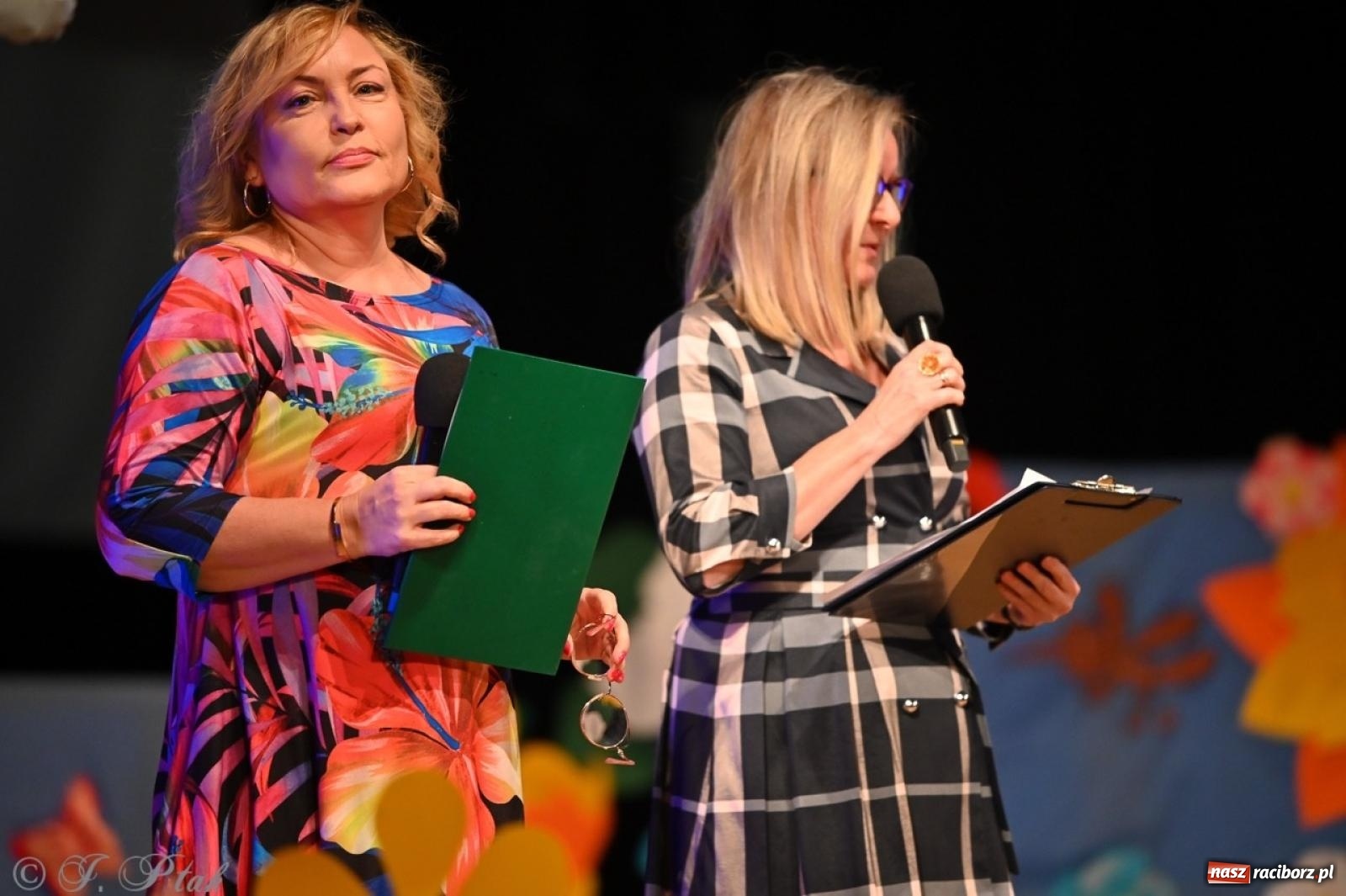 Zdjęcie w galerii na portalu naszraciborz.pl: Mali artyści na scenie RCK – gala mini-festiwalu i przeglądu Mali Poligloci wiadomości z regionu